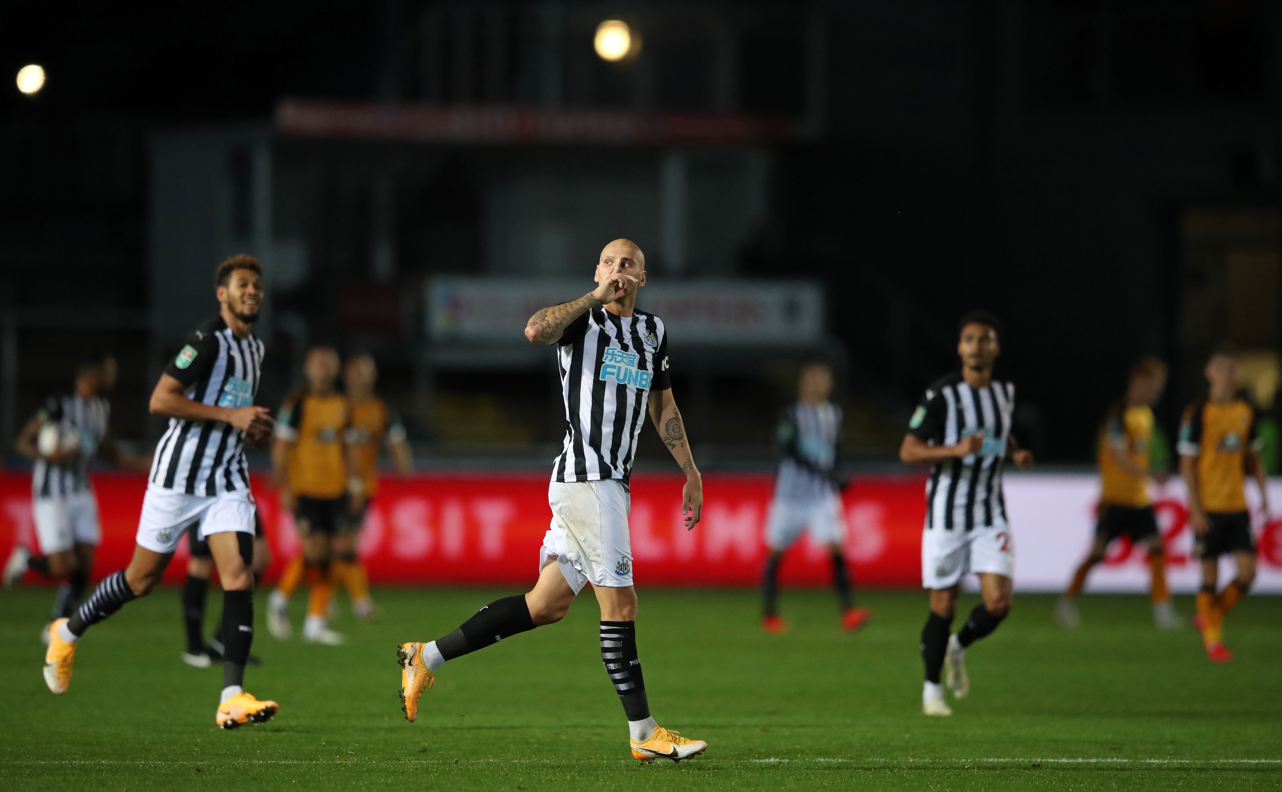 Pemain Newcastle United Jonjo Shelvey melakukan selebrasi usai mencetak gol ke gawang Newport County