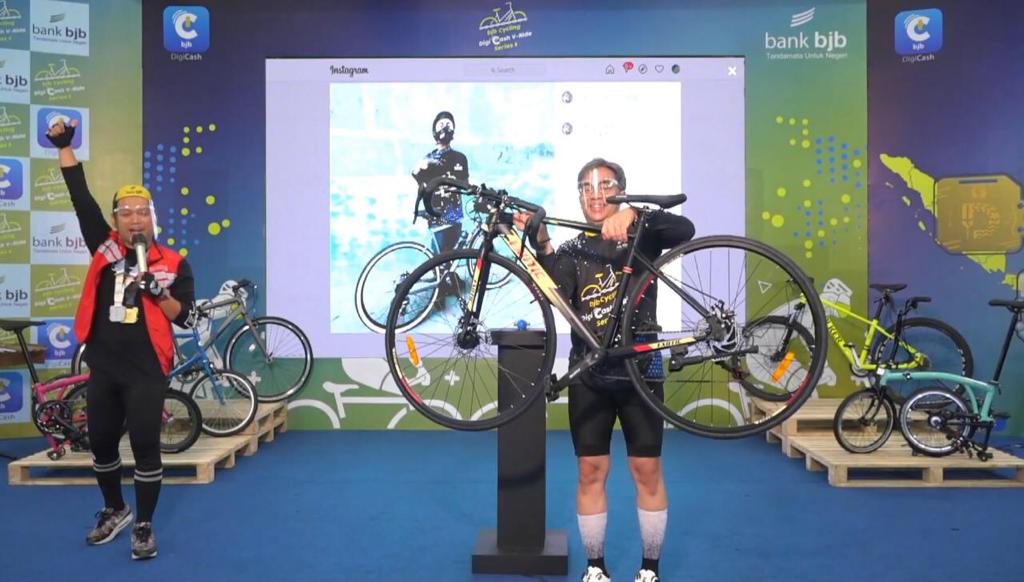 Peserta yang mendapatkan door prize pada BJB Cycling DigiCash V-Ride Series 5. 