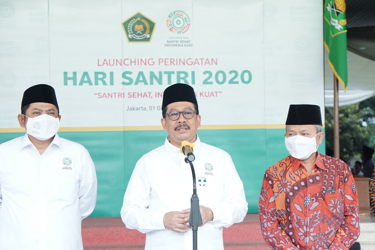 Wakil Menteri Agama Zainut Tauhid Sa’adi (tengah) saat meluncurkan  rangkaian peringatan Hari Santri 2020, Kamis (1/10/2020).