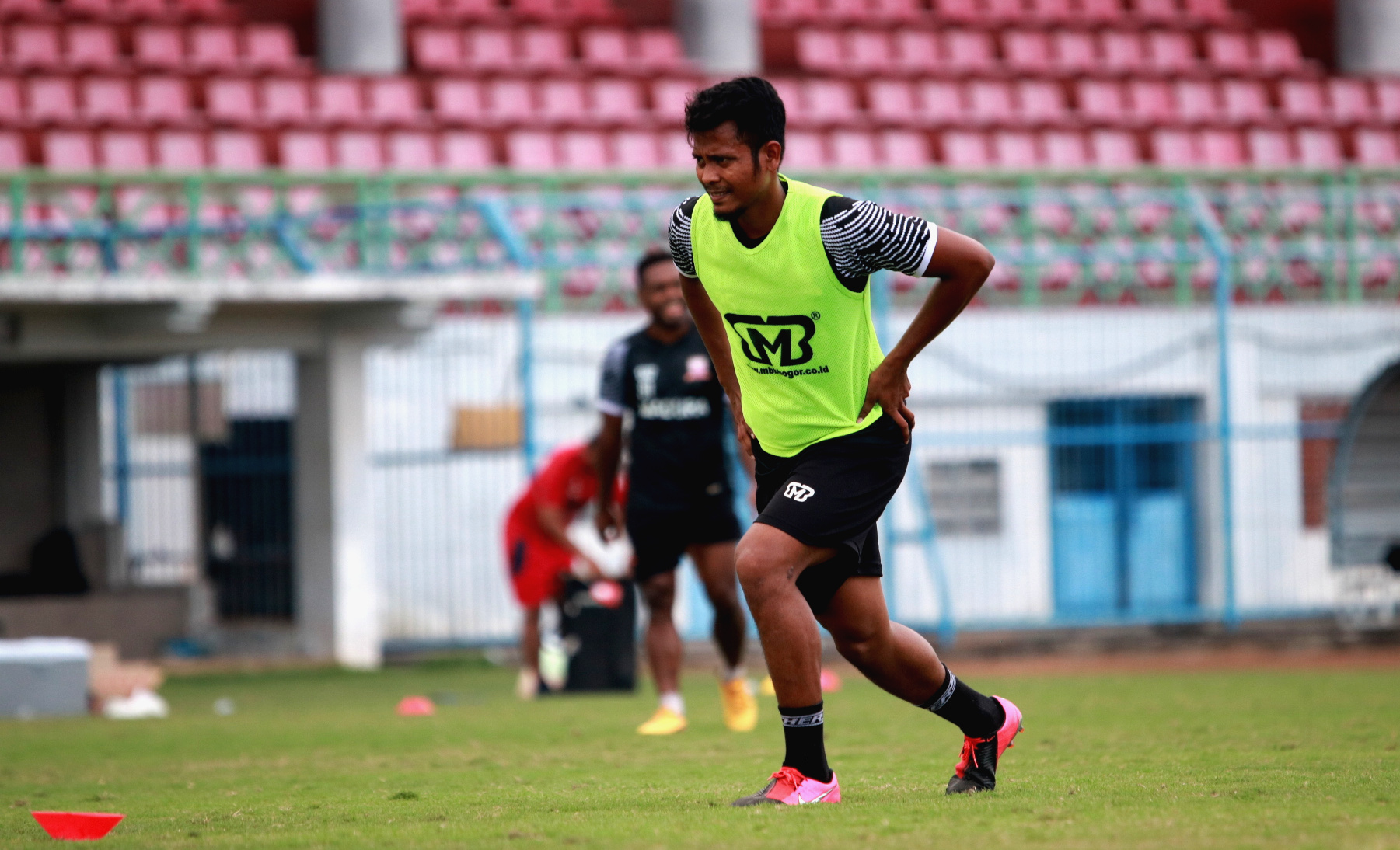 Sejumlah pemain Madura United tengah melakukan latihan.