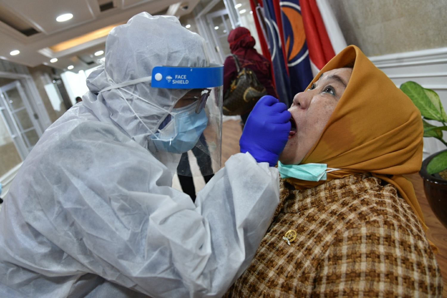 Petugas melakukan proses swab test kepada anggota fraksi NasDem di Gedung Nusantara 1, Kompleks DPR, Jakarta.