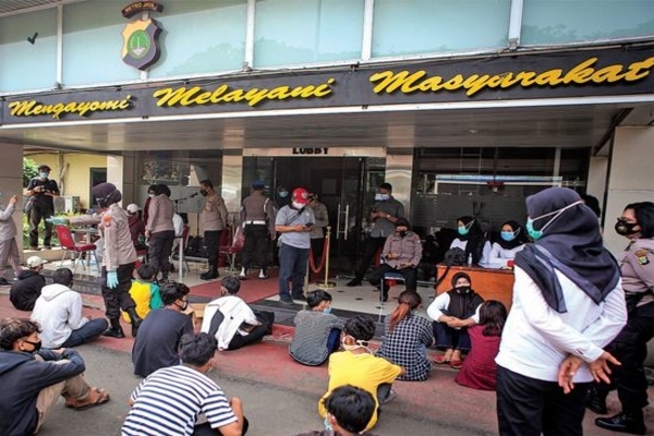 Sejumlah pelajar diamankan di Kantor Polrestra Tangerang Kota, Kota Tangerang, Banten, kemarin.