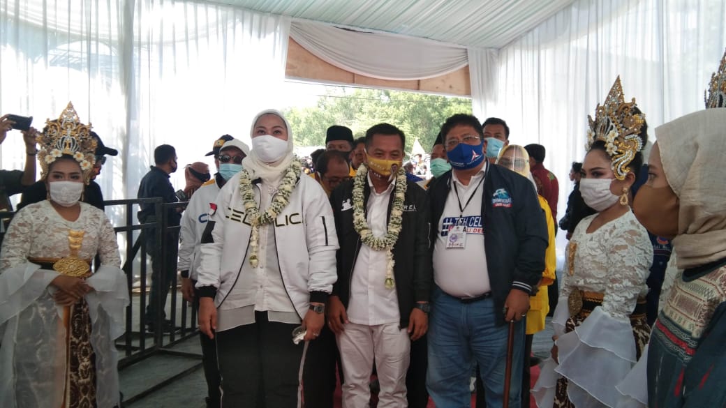 Pasangan Cellica Nurrchadiana-Aep Saepulloh membantah melakukan politik uang dalam Pilkada Karawang.