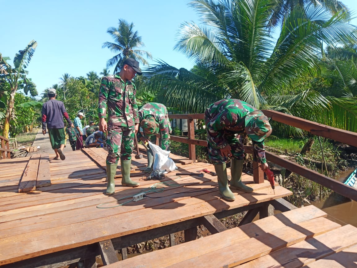 Pengerjaan jembatan vital dalam program Tentara Manunggal Membangun Desa (TMMD) Reguler ke-109 di Sampit, Kalimantan Tengah.