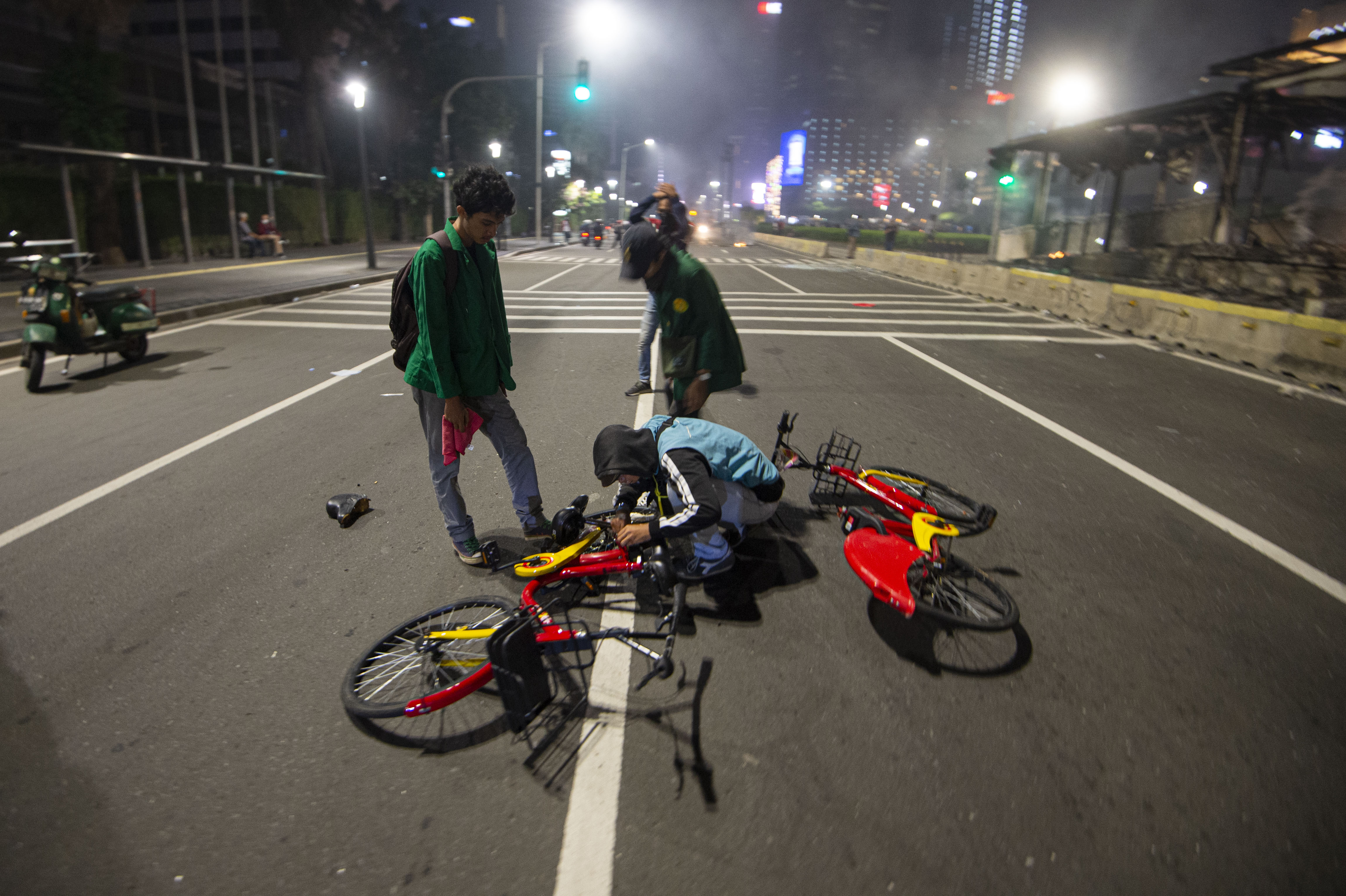 Sejumlah pengunjuk rasa menjarah sepeda sewa yang tersedia di Jalan MH Thamrin, Jakarta, Kamis (8/10).