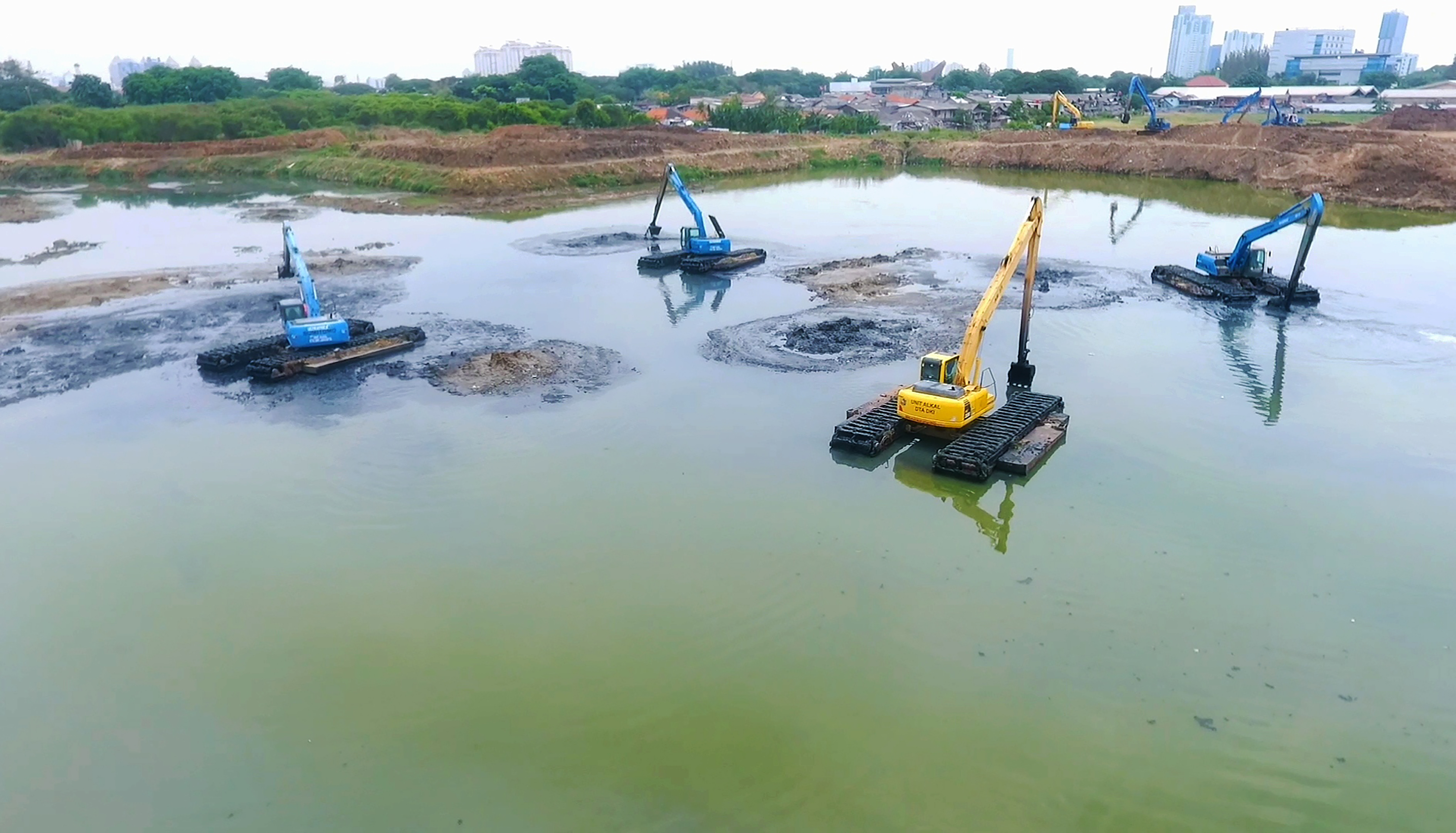 Eskavator dikerahkan Dinas Sumber Daya Air DKI Jakarta untuk mengeruk sedimentasi di Waduk Ria Rio, Pulogadung