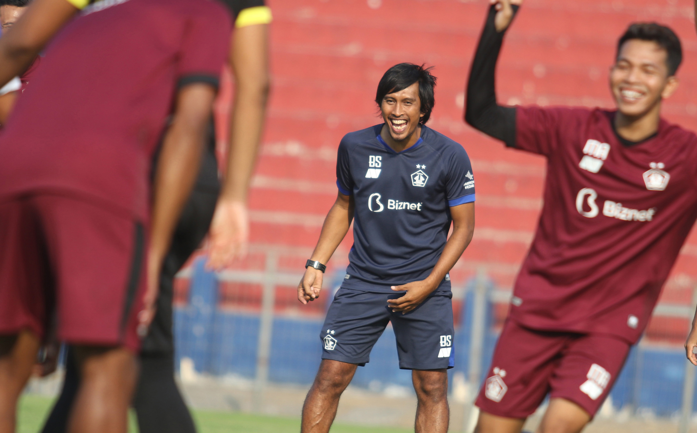 Pelatih Persik Kediri Budi Sudarsono (tengah) memimpin latihan di Stadion Brawijaya Kota Kediri, Jawa Timur, Rabu (14/10).