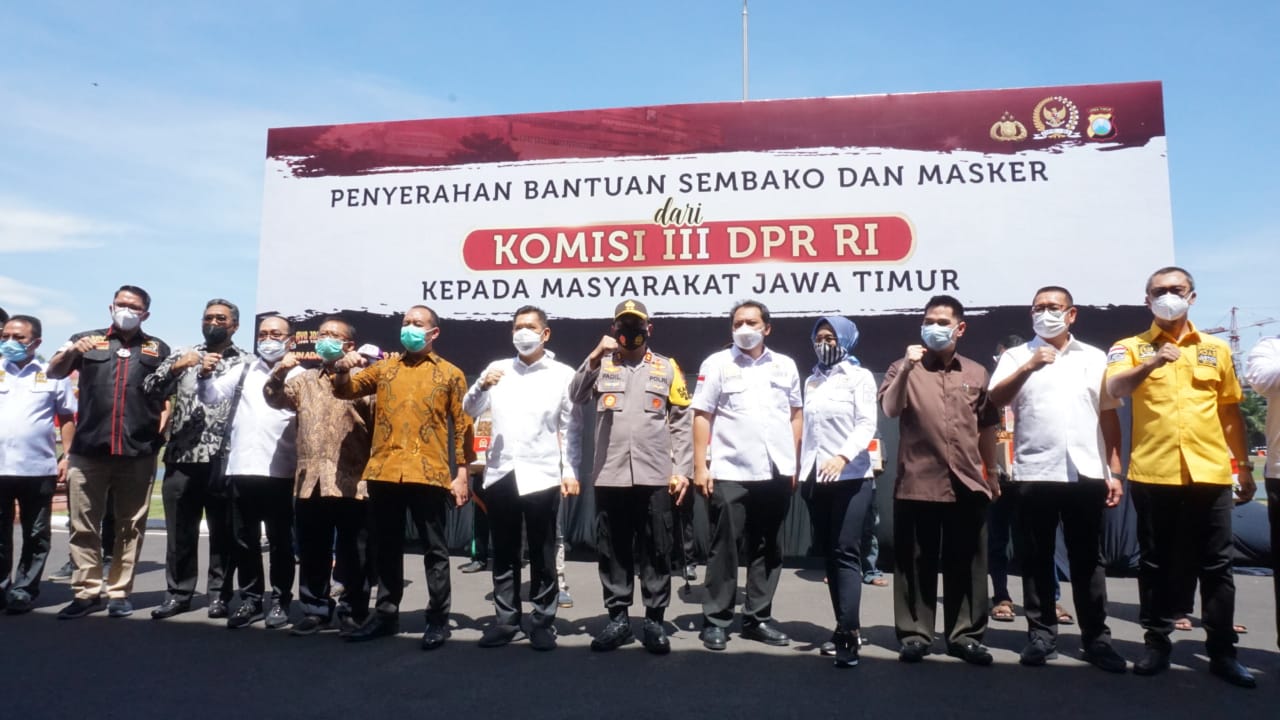 Komisi III DPR bersama Kapolda Jatim Irjen M Fadil Imran membagikan 10 ribu paket sembako dan lima ribu masker ke masyarakat. 
