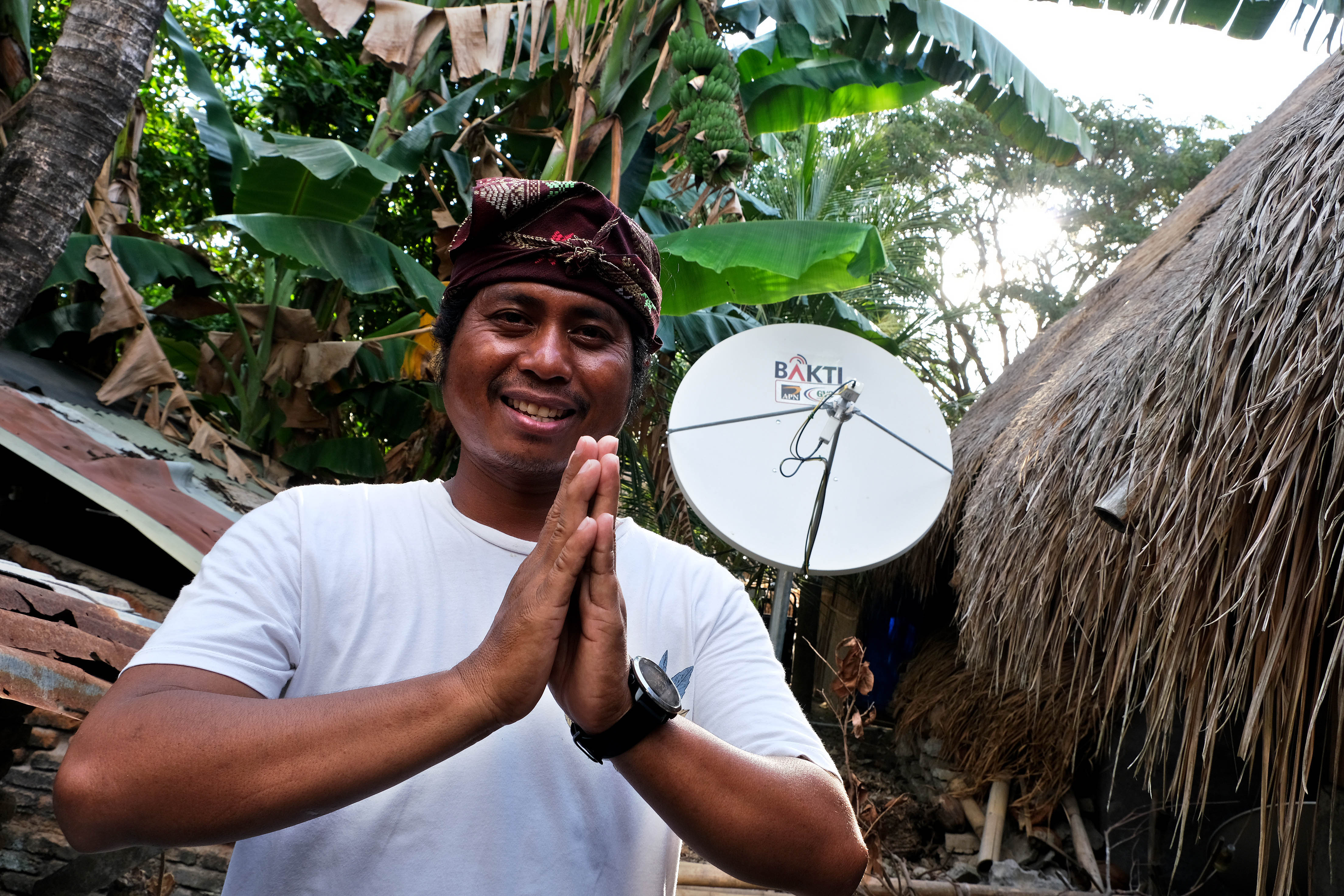 Fahrul, pemuda Suku Sasak menggunakan akses internet Badan Aksesibilitas Telekomunikasi dan Informasi (BAKTI) di Desa Sade, Pujut, Lombok  