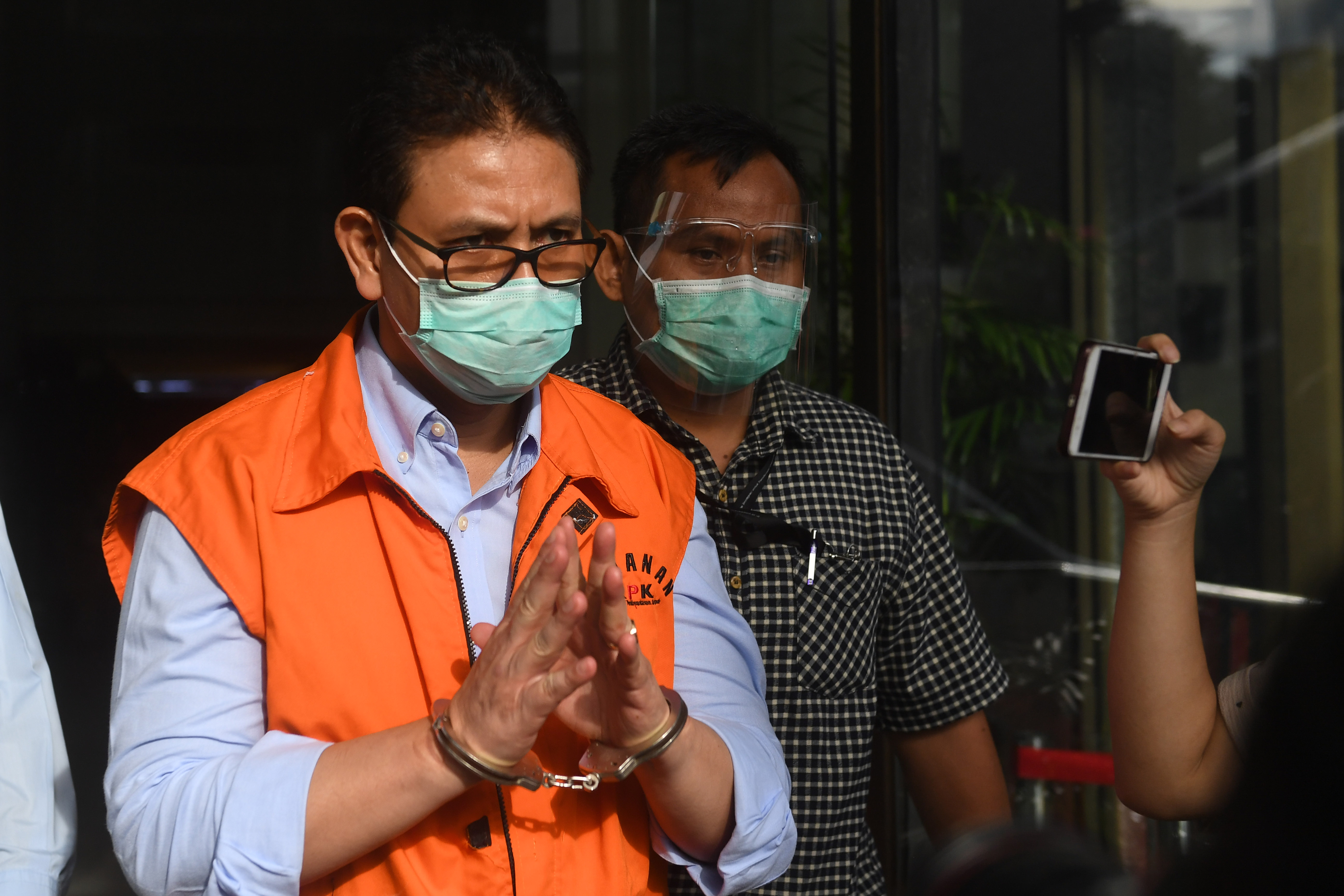 Direktur Utama PT PAL Indonesia (Persero) Budiman Saleh menuju mobil tahanan