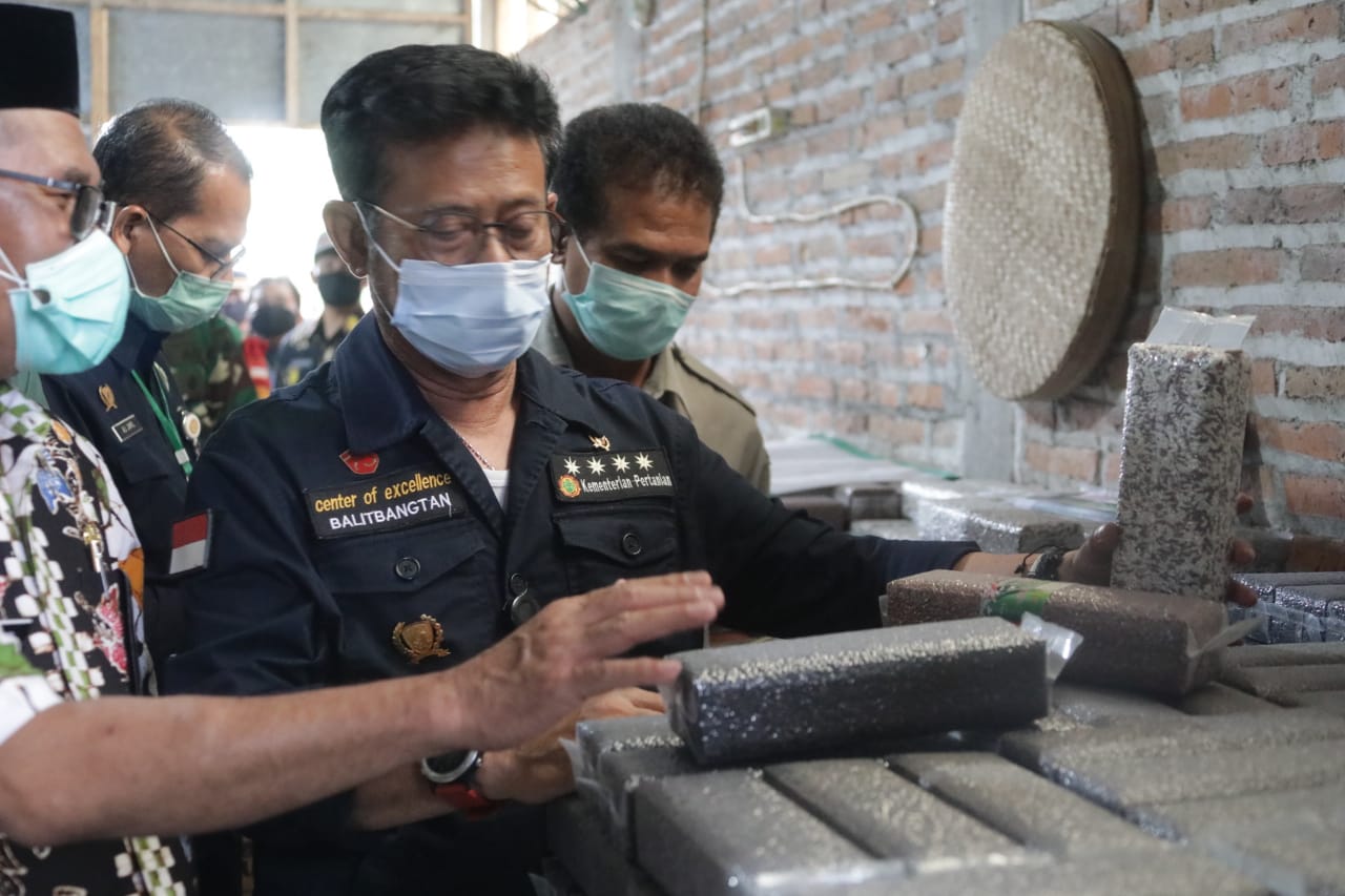 Mentan SYL) meninjau penggilingan padi Korporasi Petani KSU Citra Kinaraya di Desa Mlantiharjo, Kecamatan Gajah, Demak, Jateng.