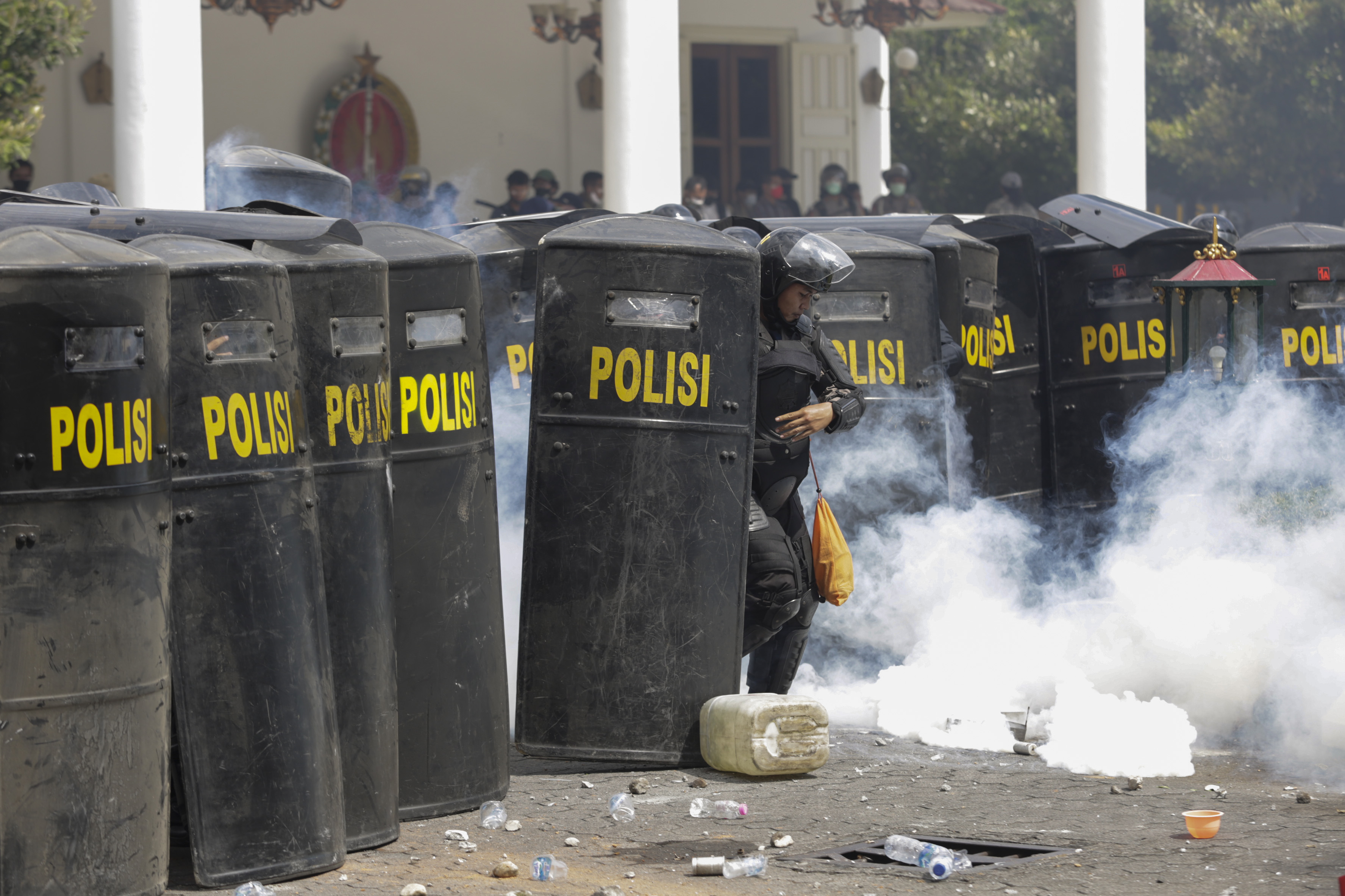 Sejumlah pengunjuk rasa melempari gedung DPRD Yogyakarta saat aksi menolak pengesahan Undang-Undang Cipta Kerja.