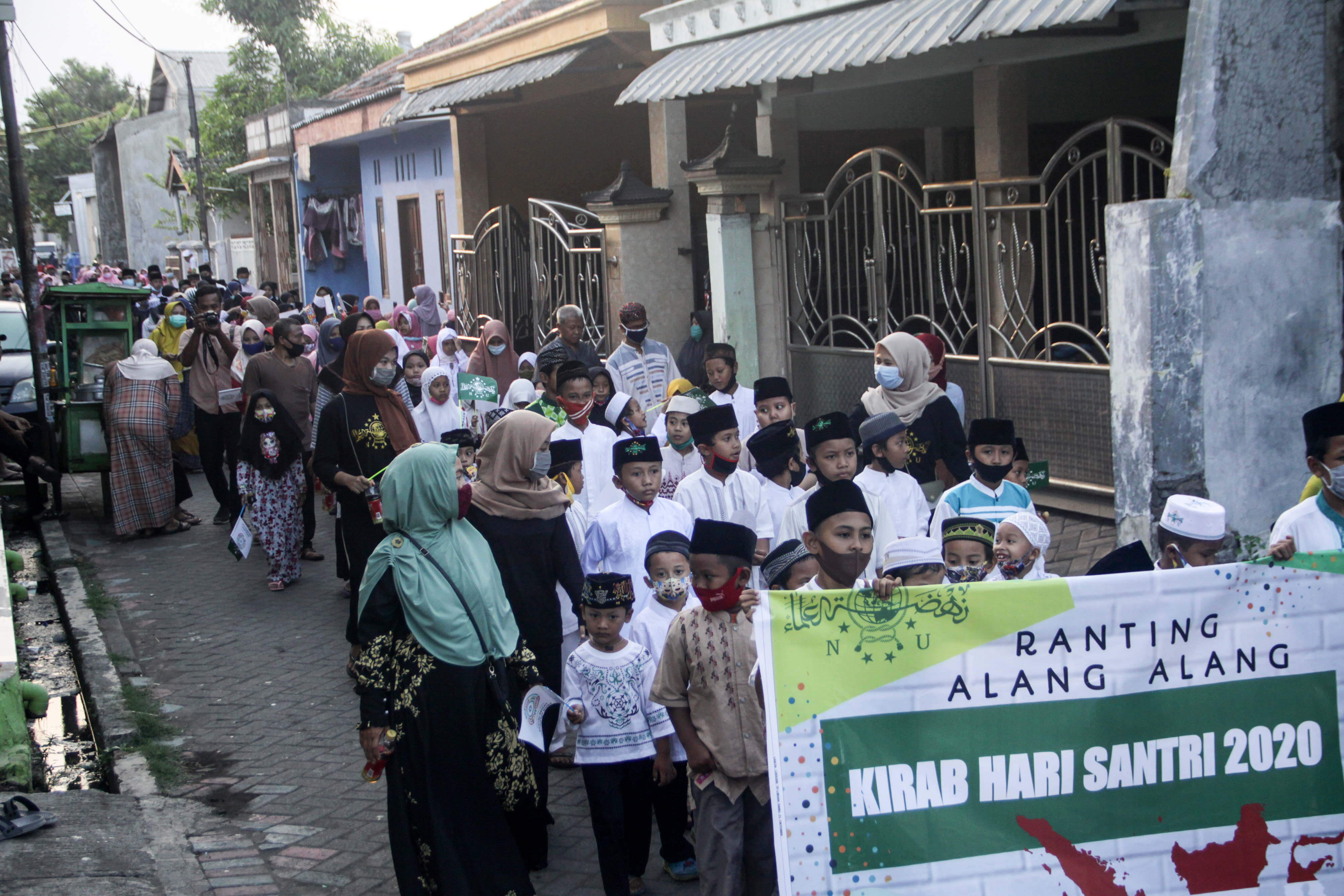 Sejumlah anak mengikuti pawai hari santri di kawasan Waru, Sidoarjo, Jawa Timur, Kamis (22/10/2020).