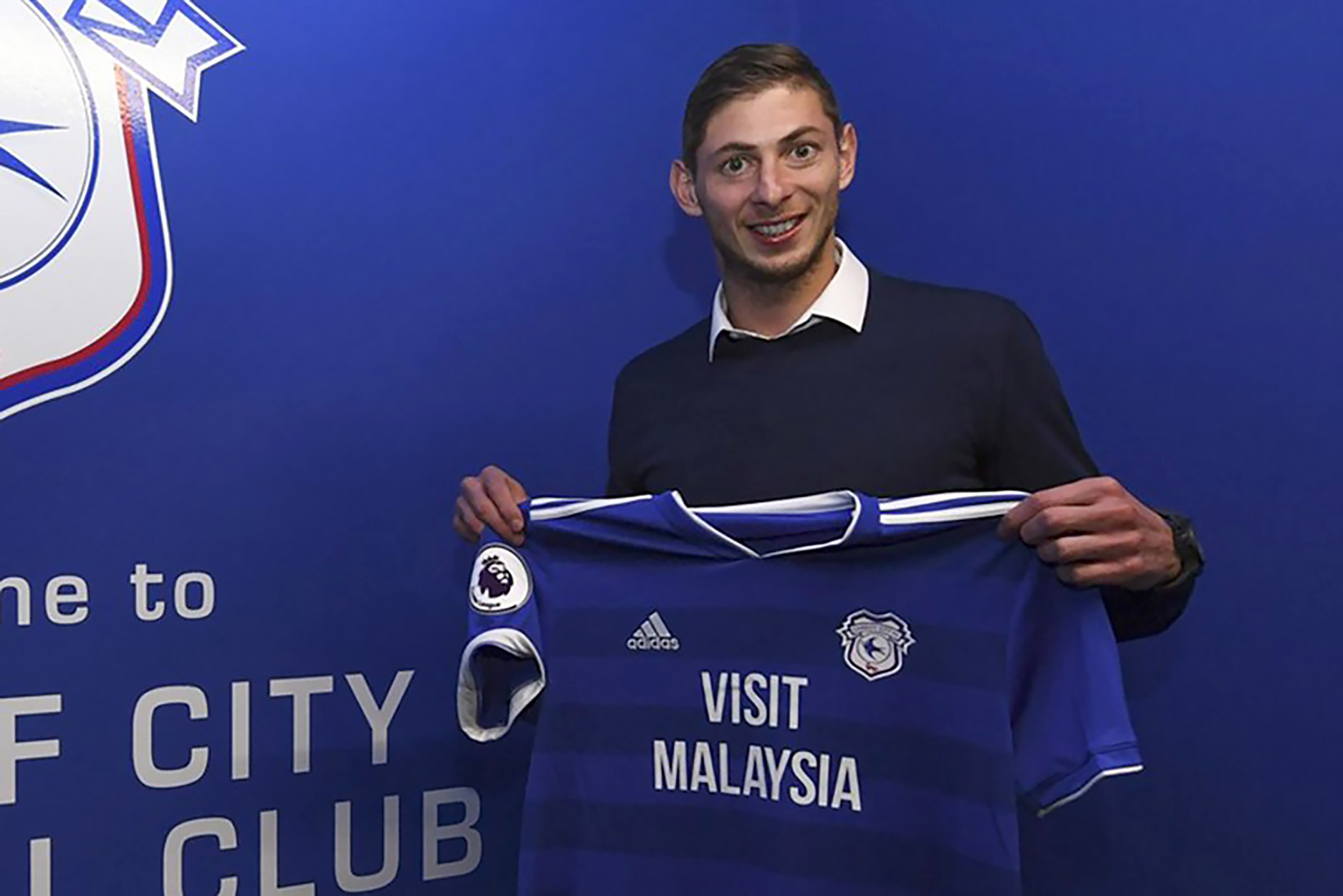 Emiliano Sala berpose setelah resmi bergabung dengan Cardiff City.