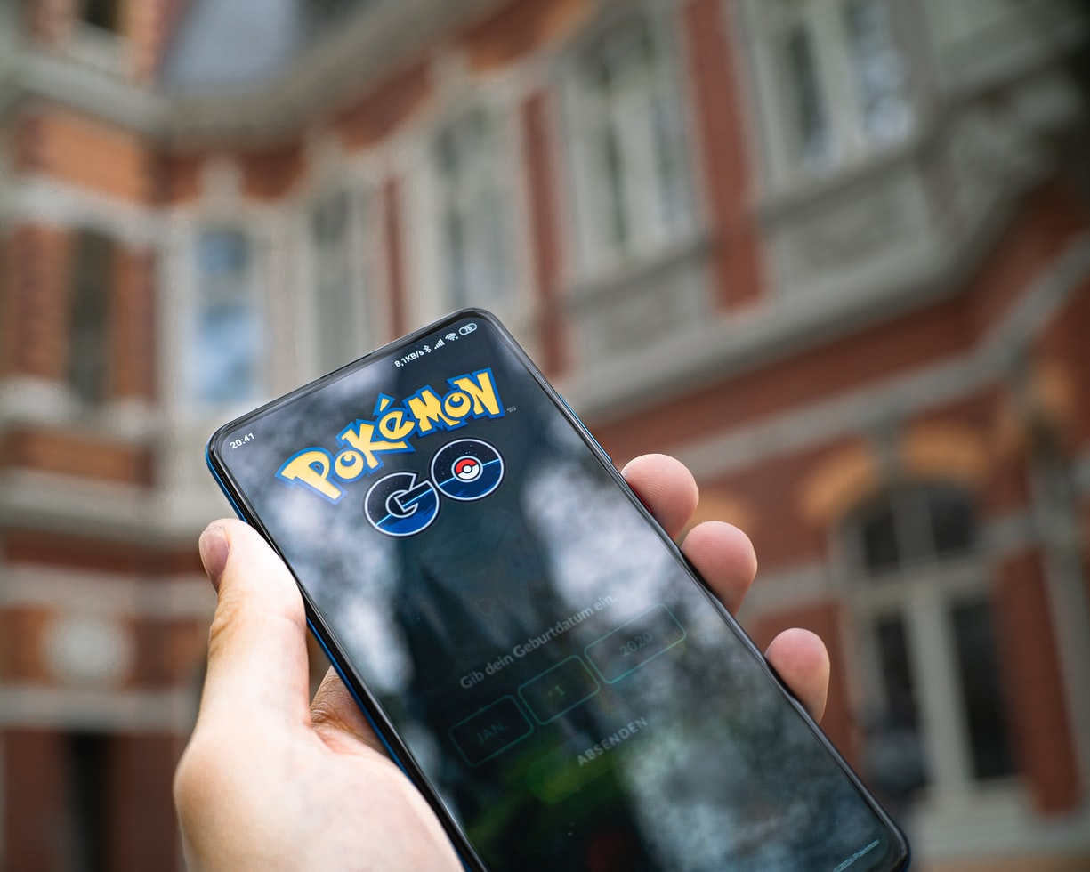 Seseorang bermain Pokemon Go dengan ponselnya. 