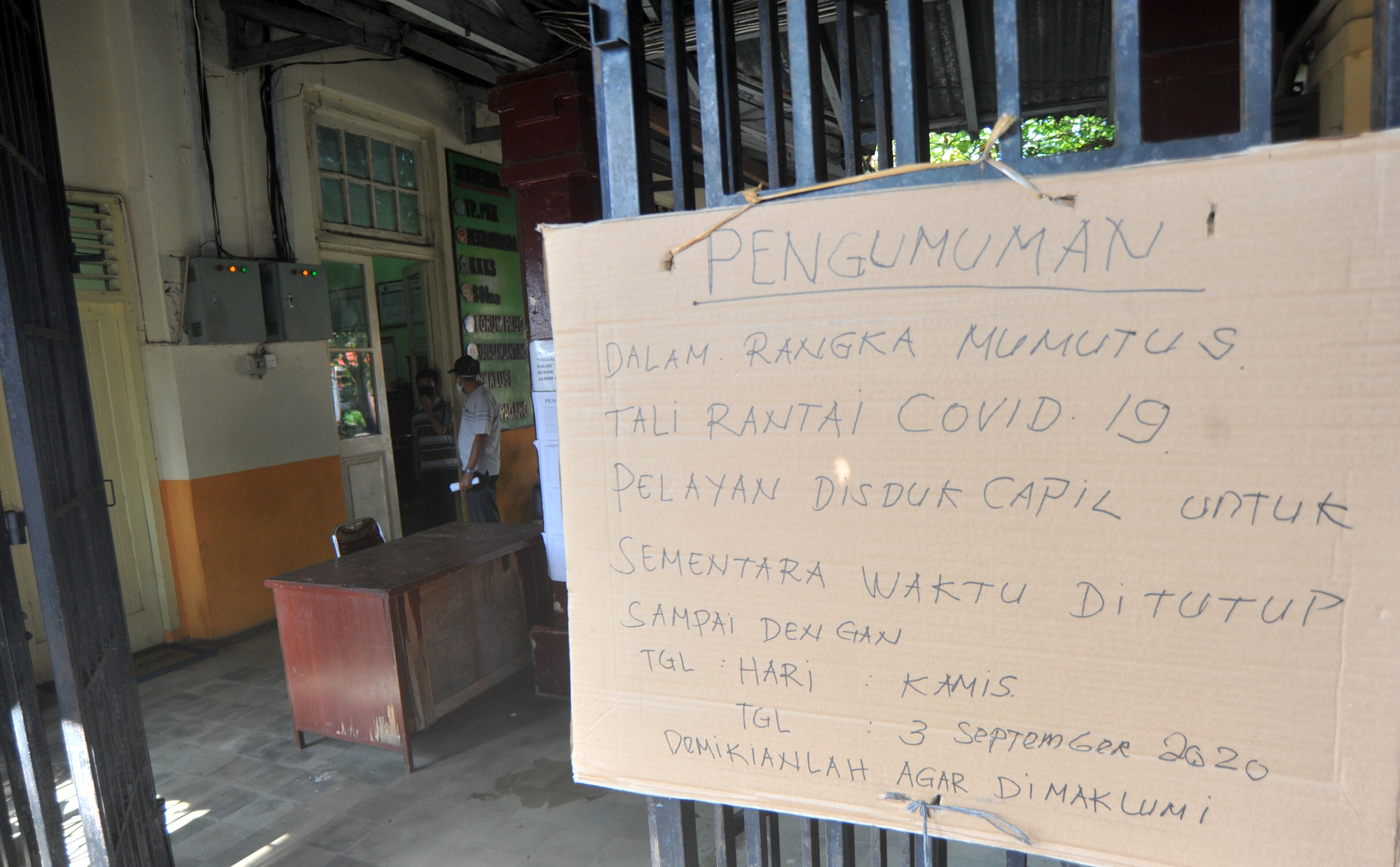 Pelayanan Disdukcapil OKU Timur tutup sementara karena pegawainya dites usap Covid-19.