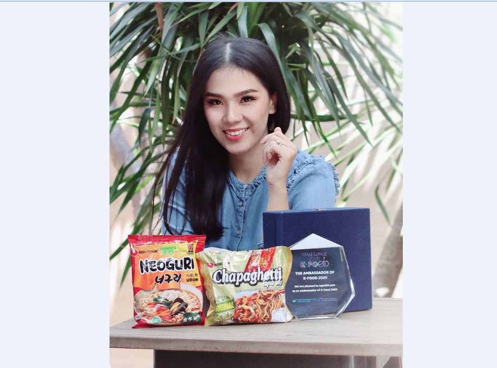 Devina Hermawan mempromosikan produk pangan asal Korea Selatan.