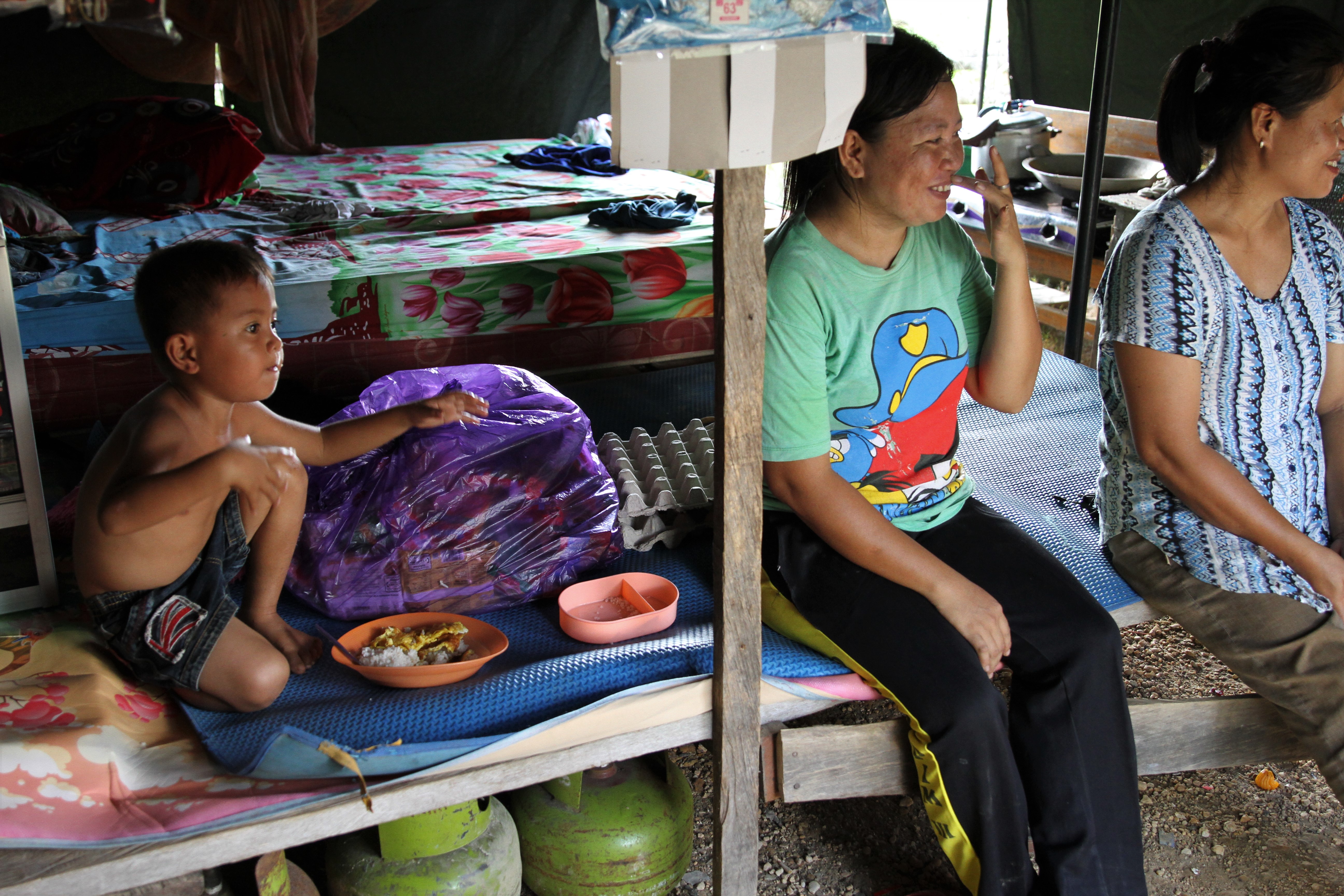 Warga berada di tenda pengungsian milik BNPB di Desa Laikadonga, Kabupaten Konawe Selatan