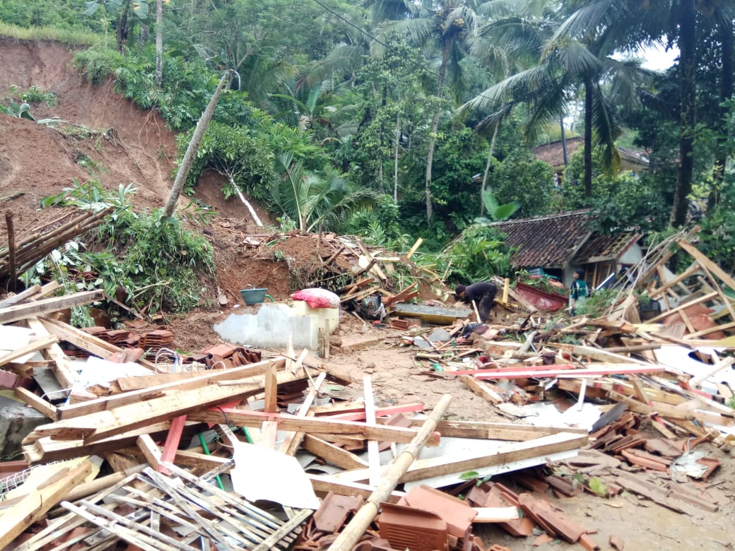 Longsor di Kecamatan Bantarkalong, Kabupaten Tasikmalaya menyebabkan rumah rusak terkubur tanah.