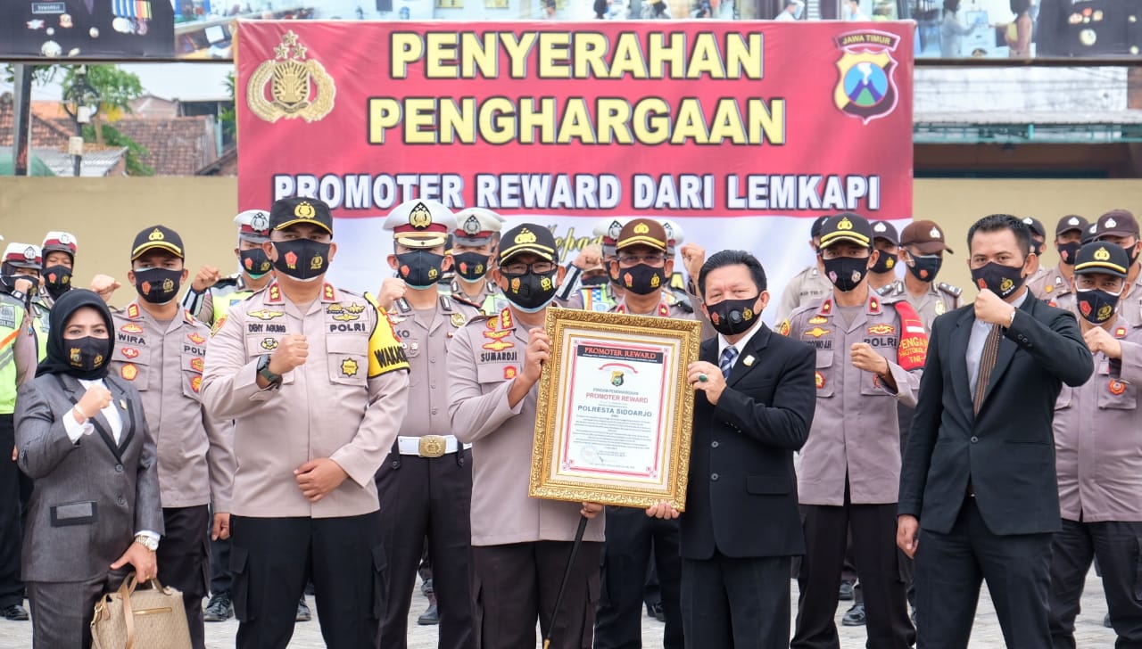 Polresta Sidoarjo menerima piagam penghargaan Promoter Reward dari Lembaga Kajian Strategis Kepolisian Indonesia (Lemkapi).