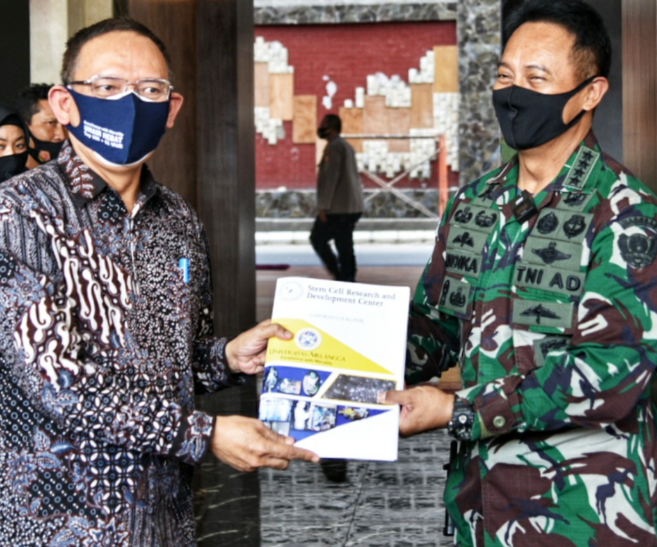 HASIL UJI KLINIS OBAT COVID-19 Rektor Unair Prof. Dr. Mohammad Nasih (kiri) menyerahkan Hasil Uji Klinis Fase 3 covid 19 (Tanpa Ventilator) 