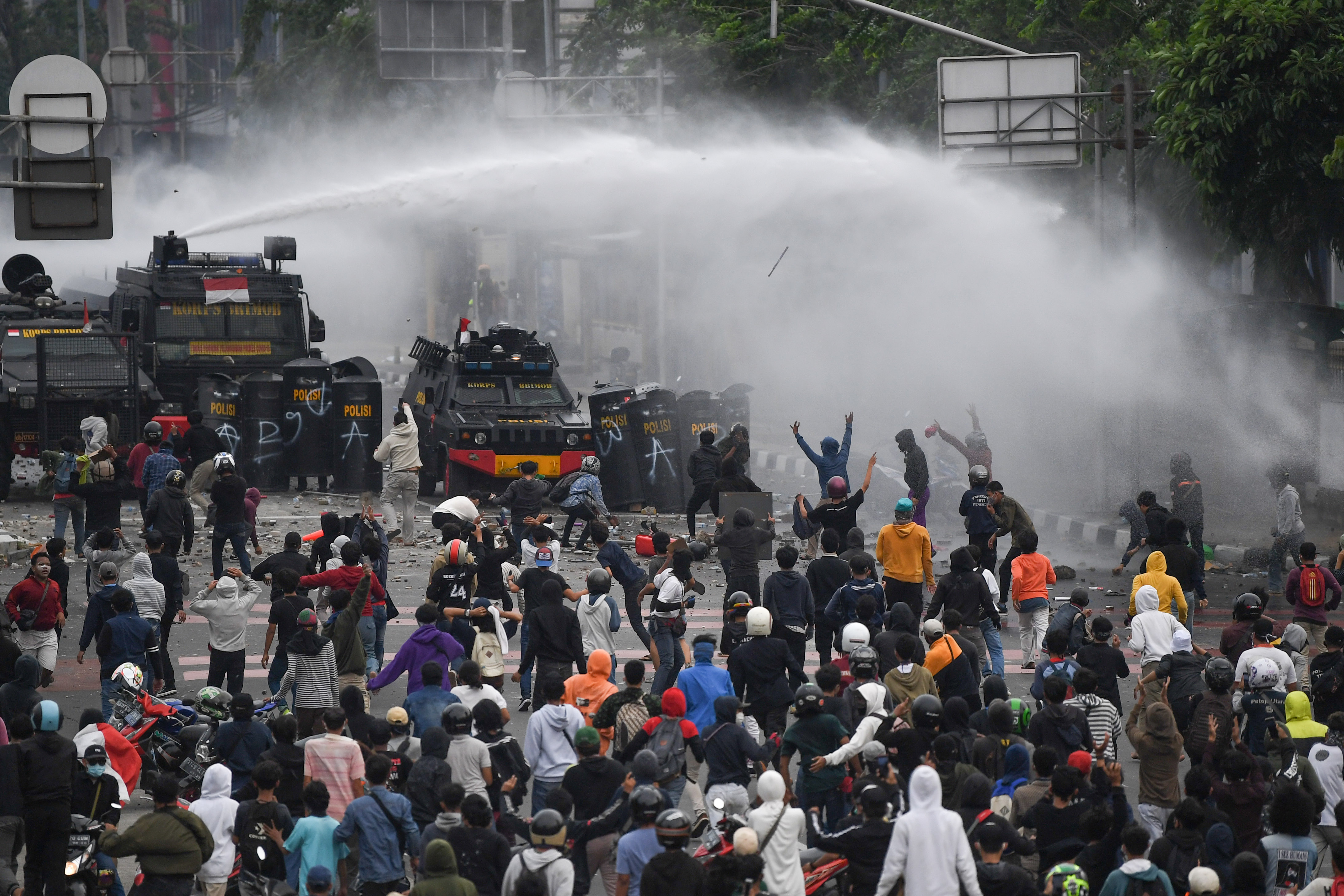Personel kepolisian berusaha membubarkan pengunjuk rasa menggunakan water canon saat demonstrasi menolak Omnibus Law UU Cipta Kerja, kemarin