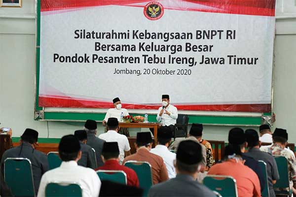 Kepala BNPT Boy Rafly Amar (kanan) berbicara saat berkunjung  ke Pondok Pesantren Tebuireng, Kabupaten Jombang, Jawa Timur