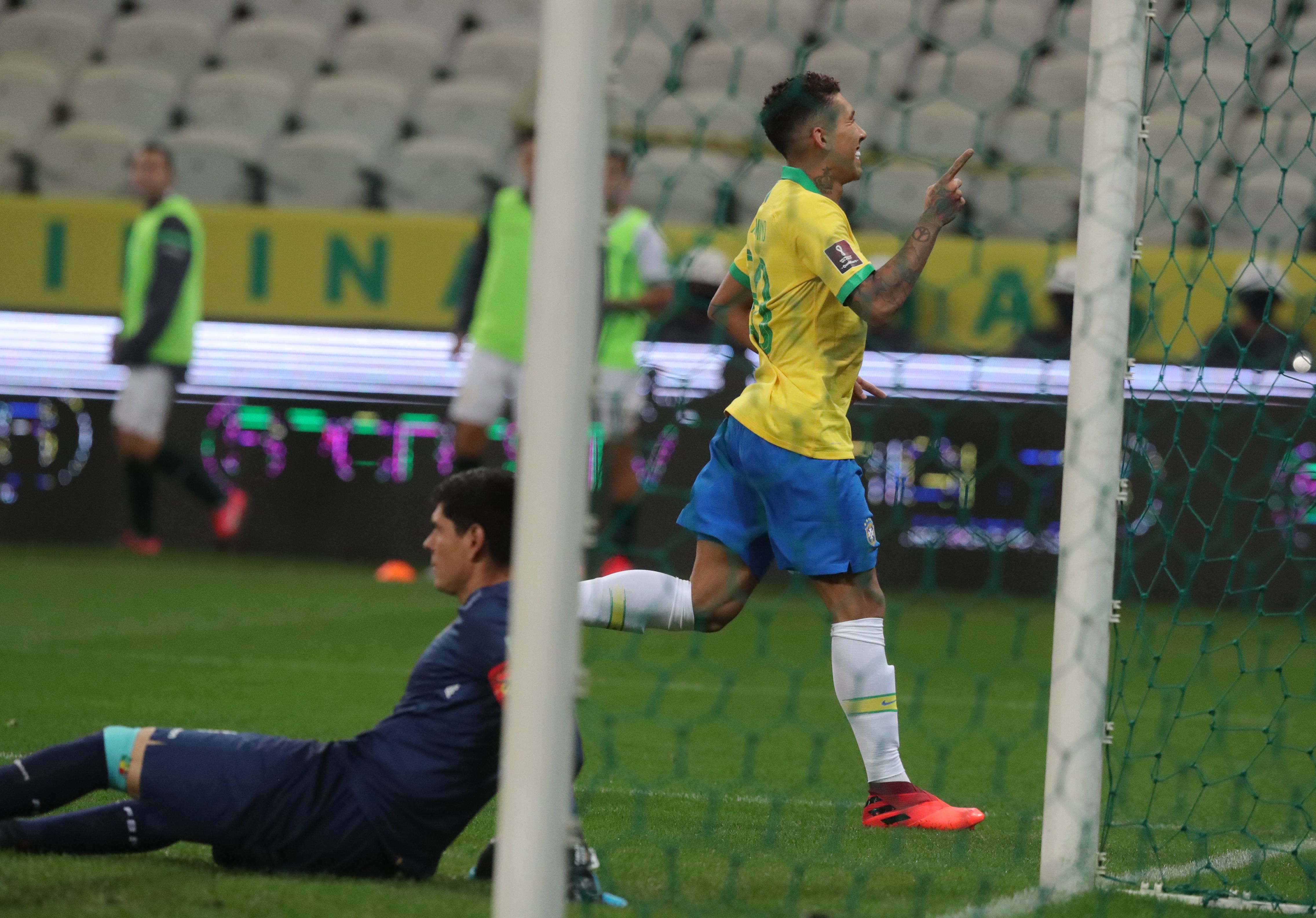 Pesepak bola Brasil Roberto Firmino (kanan) melakukan selebrasi seusai mencetak gol ke gawang Bolivia di Arena Corinthians, Brasil, kemarin.