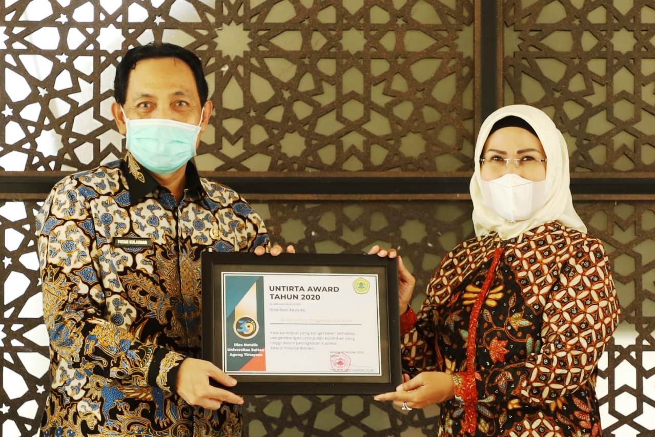 Bupati Serang Ratu Tatu (kanan) menerima penghargaan Untirta Award.