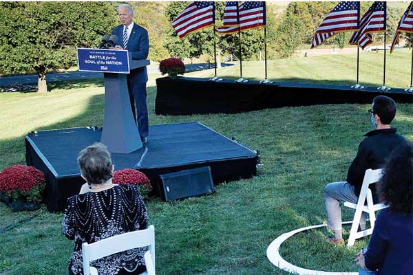 Kandidat presiden AS dari Partai Demokrat, Joe Biden, berpidato di hadapan pendukungnya dengan menerapkan protokol kesehatan