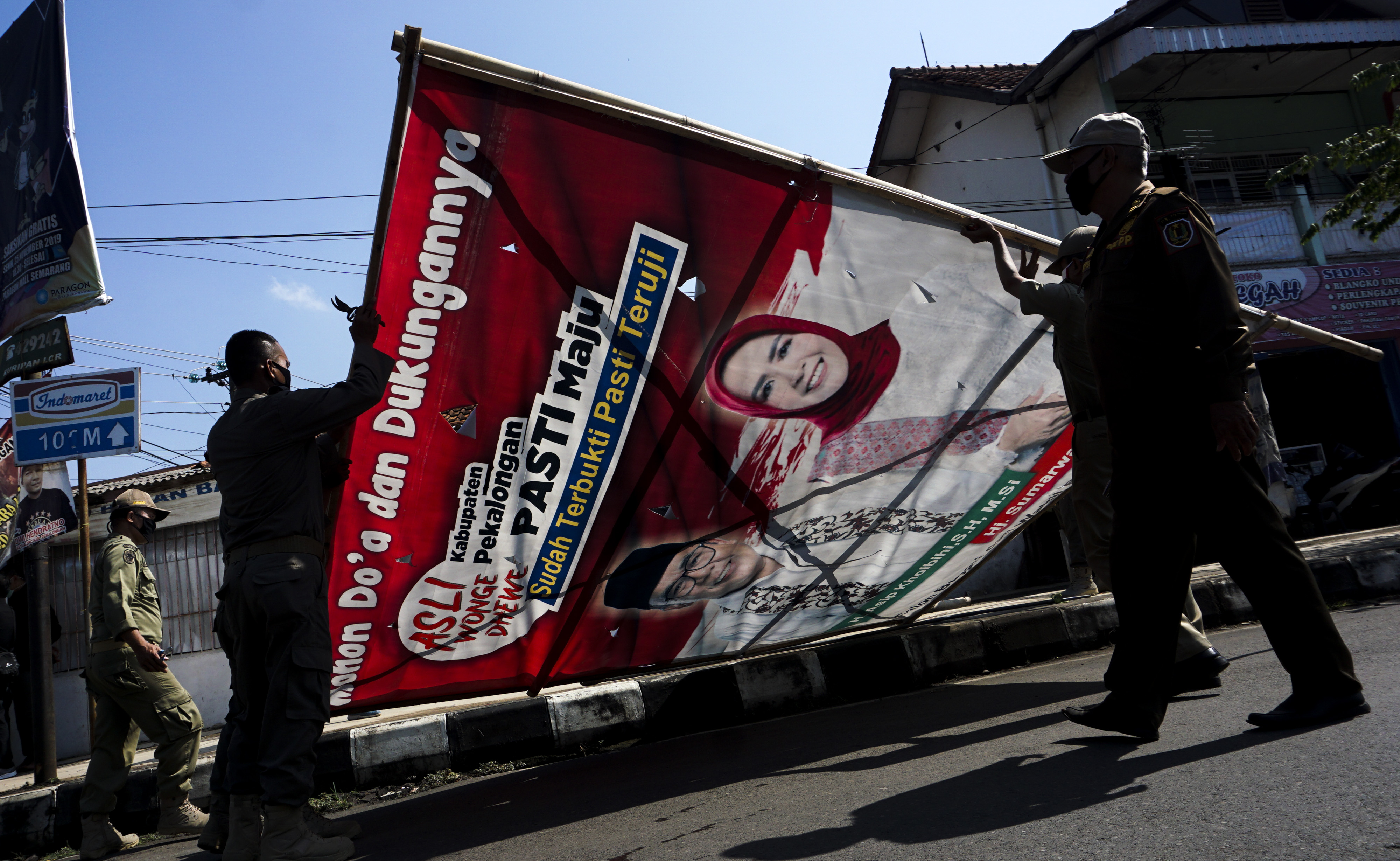 etugas Satpol PP menertibkan Alat Peraga Kampanye (APK) Pilkada 2020 di Kabupaten Pekalongan, Jawa Tengah