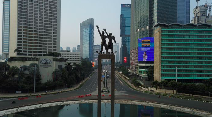 Kawasan Bundaran HI yang sepi di tengah penerapan PSBB.  