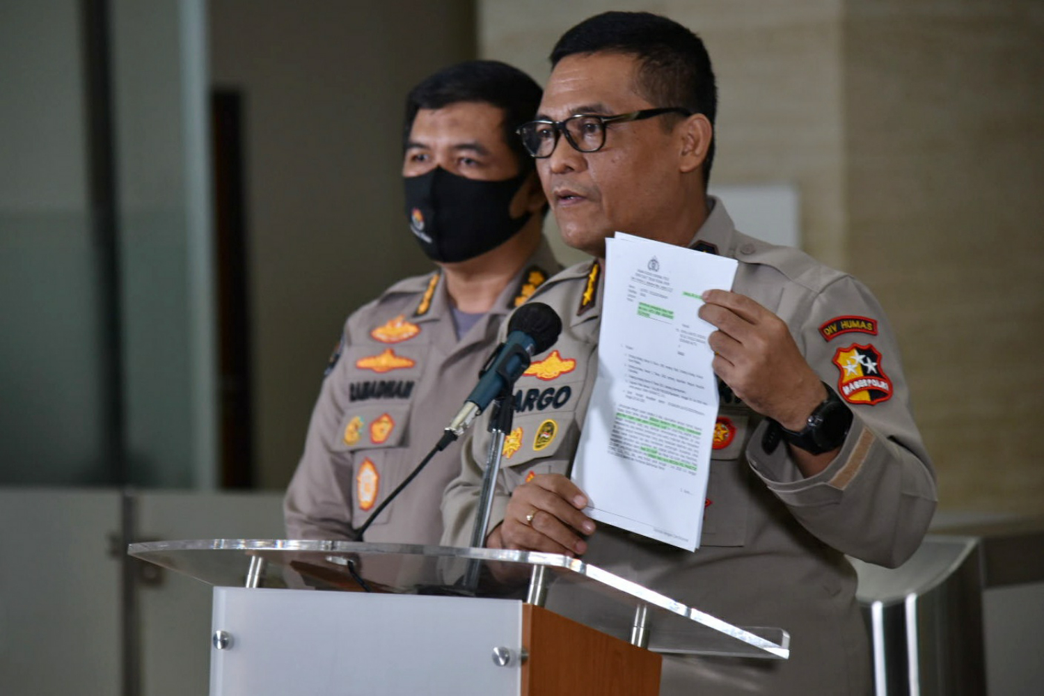  Kadiv Humas Mabes Polri Irjen Argo Yuwono (kanan)