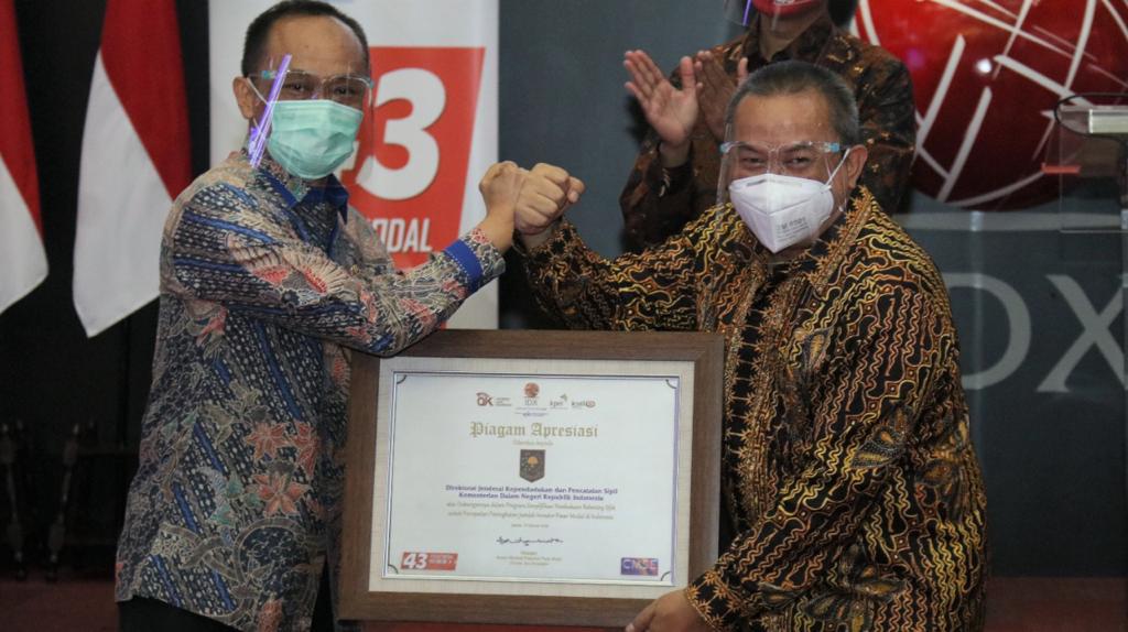 Ditjen Dukcapil Raih Penghargaan Pasar Modal