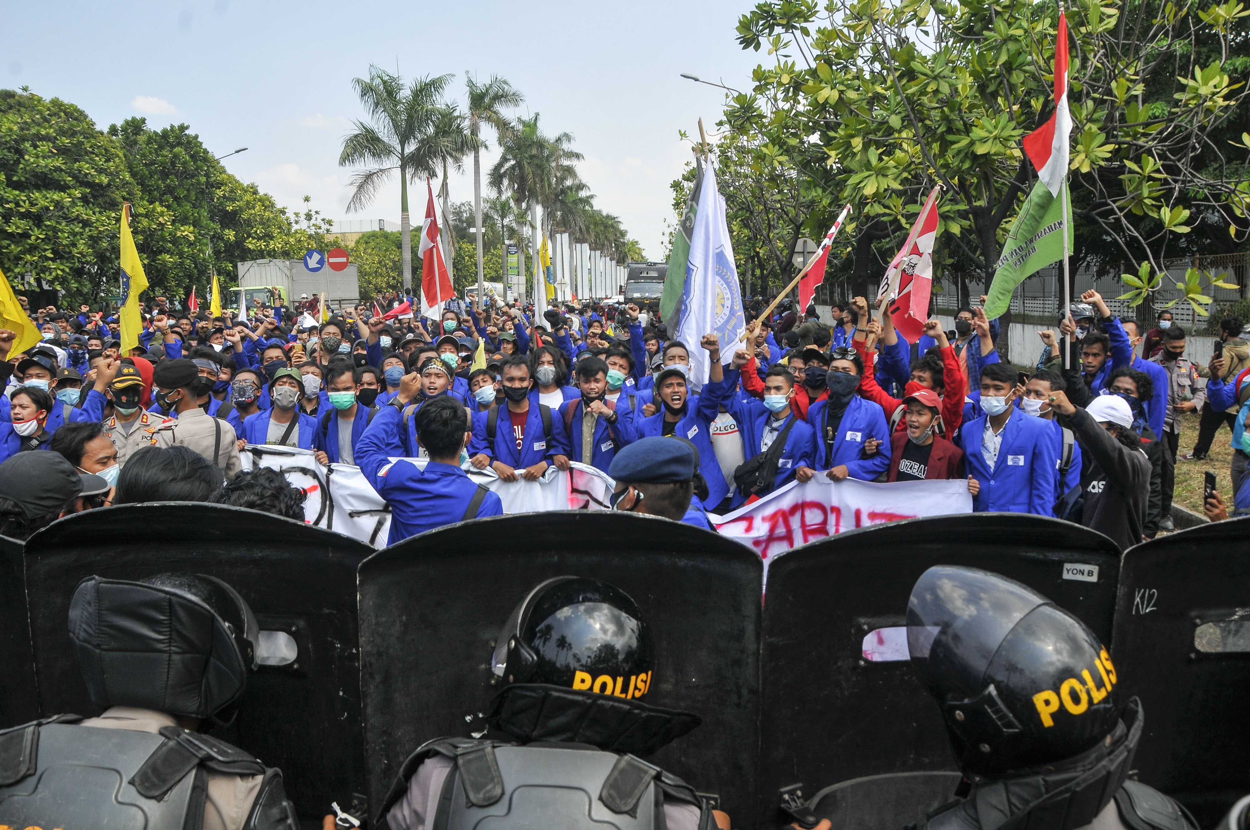 Mahasiswa melakukan aksi demonstrasi di Kawasan Industri Jababeka, Cikarang, Kabupaten Bekasi, Jawa Barat, Rabu (7/10/2020).