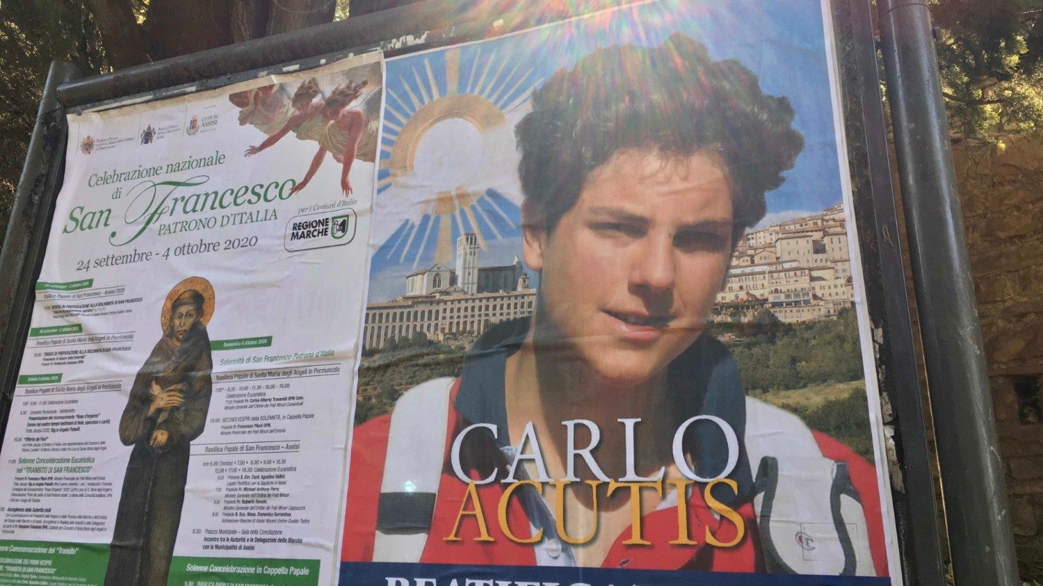 Sebuah poster yang mempromosikan beatifikasi Carlo Acutis