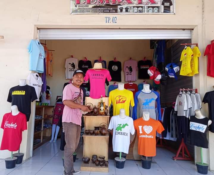 Pelaku UKM di Lembata, NTT, berdayakan pengrajin lokal di kios oleh-oleh  miliknya.