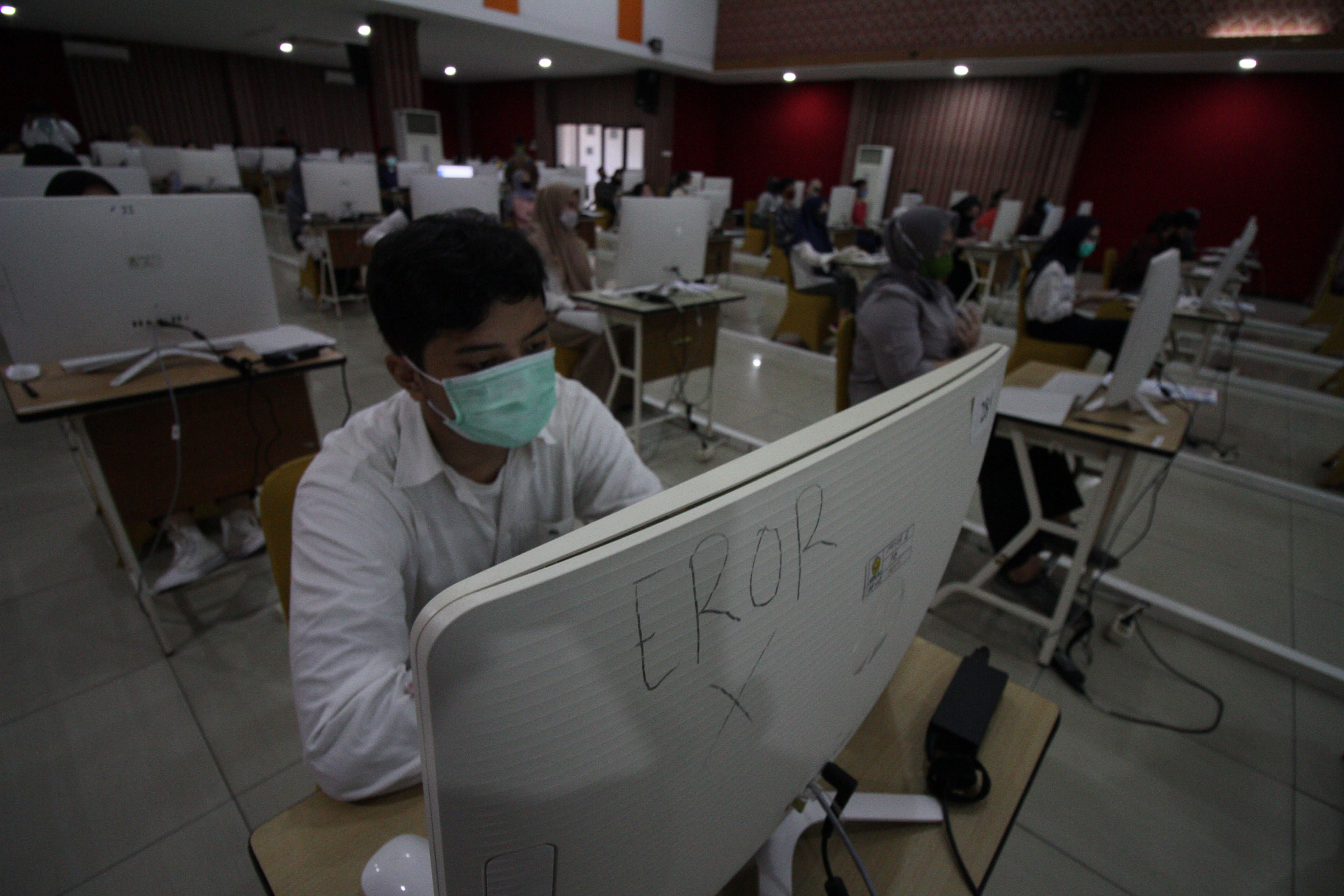 Para siswa tengah melaksanakan ujian nasional, di Cimahi, Bandung.