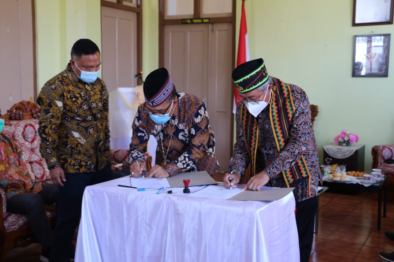 Penandatangan MoU antara Keuskupan Ruteng dan pemerintah pusat terkait eksplorasi panas bumi Wae Sano