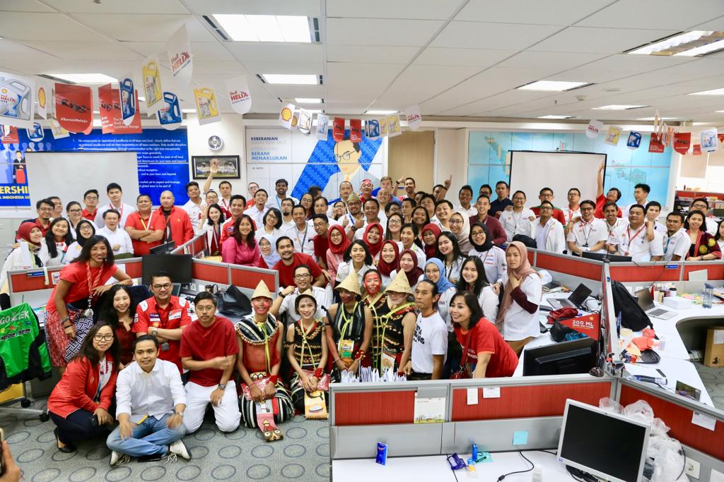 karyawan Shell Indonesia, foto diambil sebelum Pandemi Covid-19