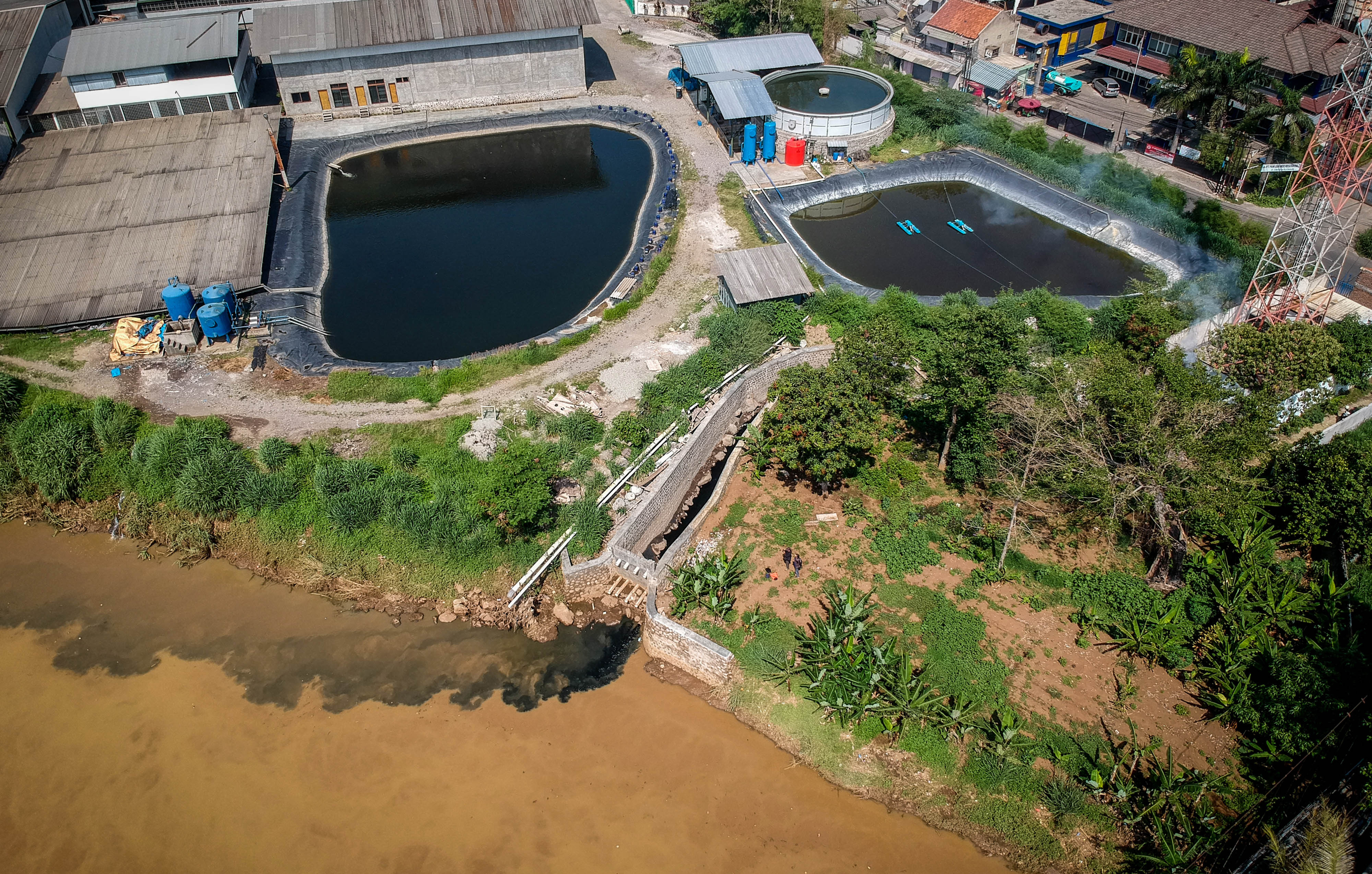  Foto udara kondisi limbah industri yang mencemari Sungai Citarum di Dayeuhkolot, Kabupaten Bandung, Jawa Barat, Rabu (11/12/2019