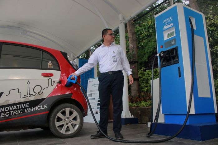 Stasiun pengisian kendaraan listrik berbasis baterai di Jakarta.