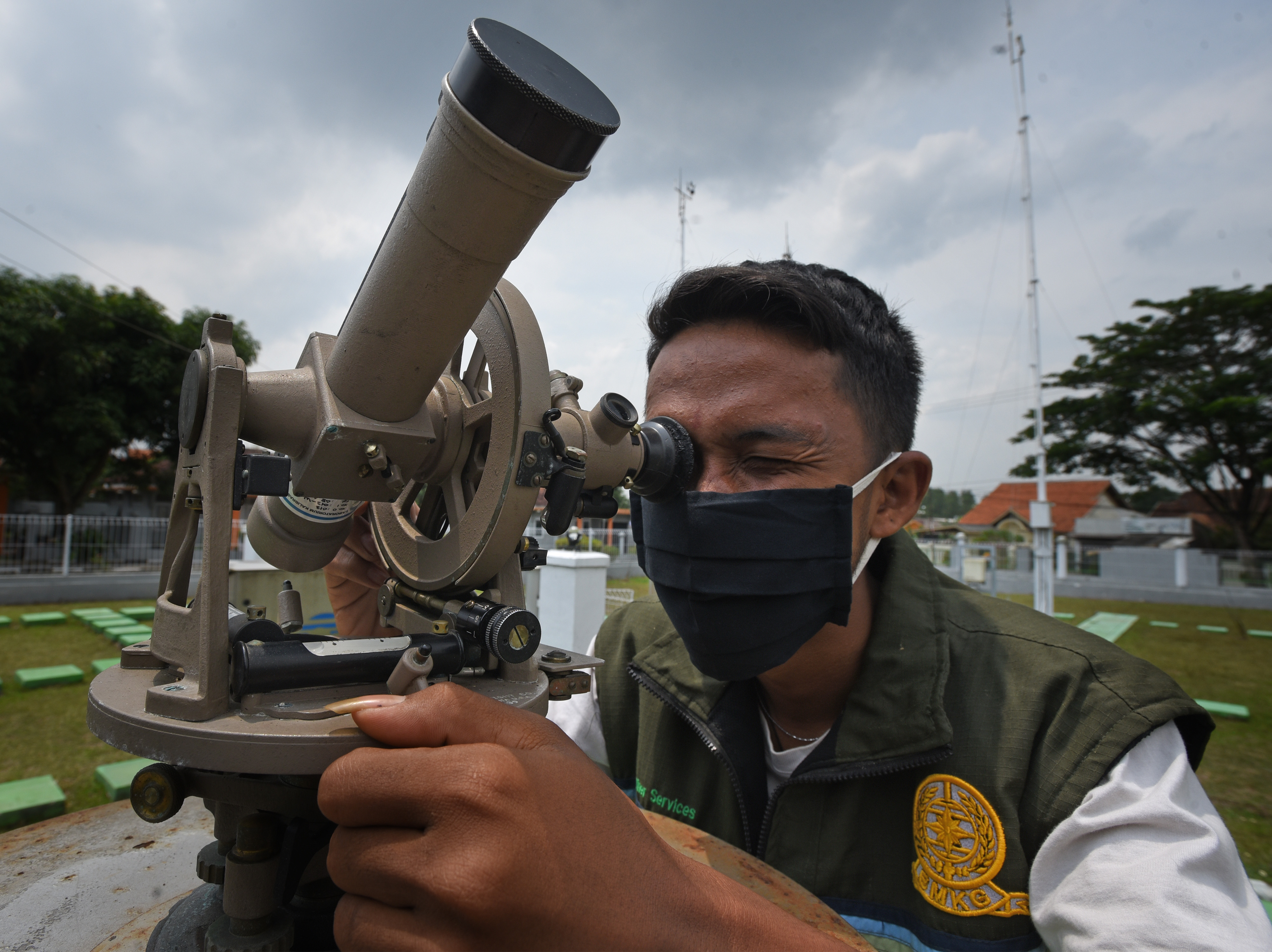 Petugas BMKG memeriksa kecepatan angin menggunakan Theodolit di Laboratorium Terbuka, di Serang, Banten, Minggu (27/9).