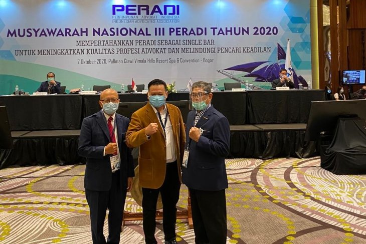 Ketua Umum Peradi periode 2020-2025 Otto Hasibuan (tengah)