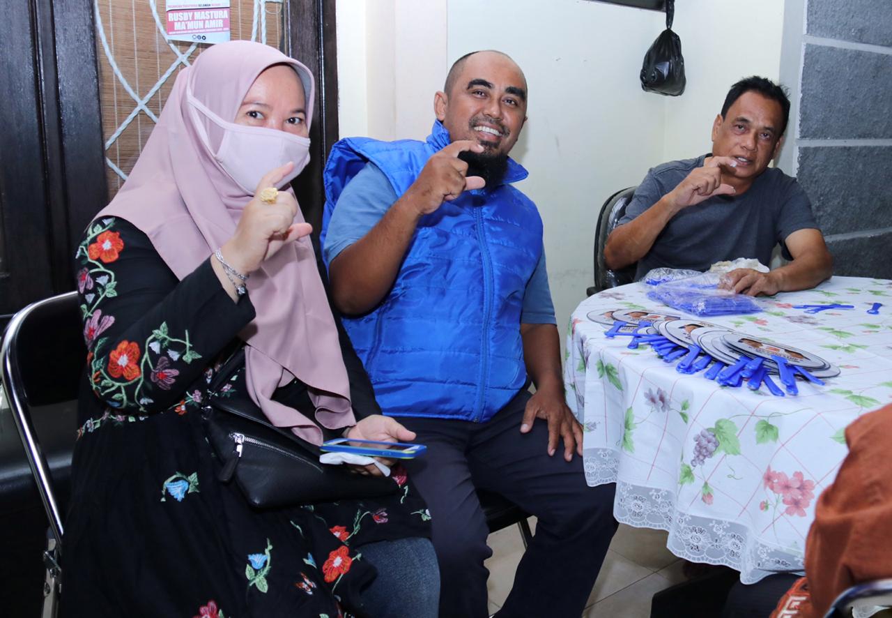 KETUA Badan Pemenangan Pemilu (Bapilu) PAN Kabupaten Banggai, Ikhsan Suling (tengah)