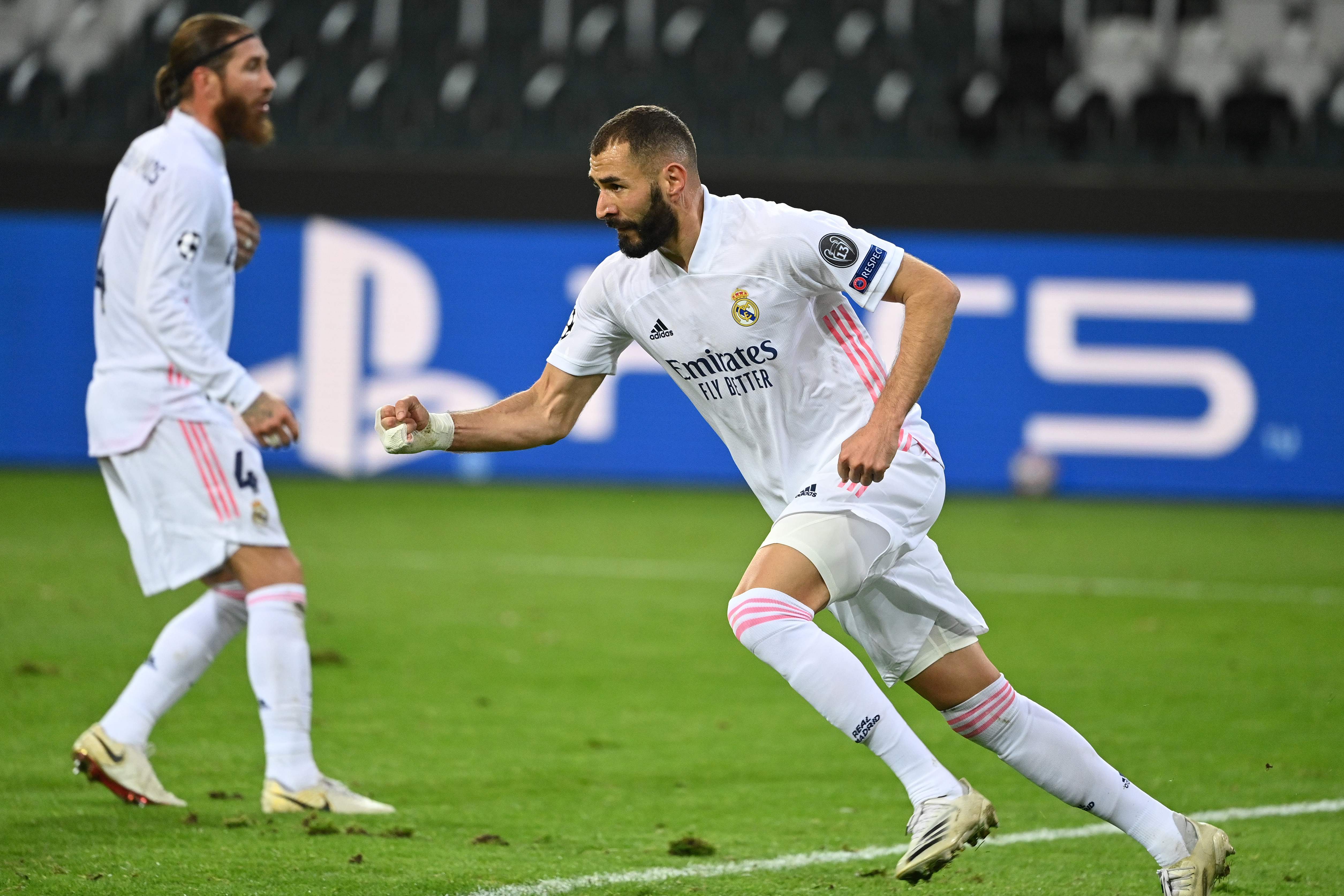 Penyerang Real Madrid Karim Benzema melakukan selebrasi usai mencetak gol ke gawang Borussia Moenchengladbach di laga Liga Champions.