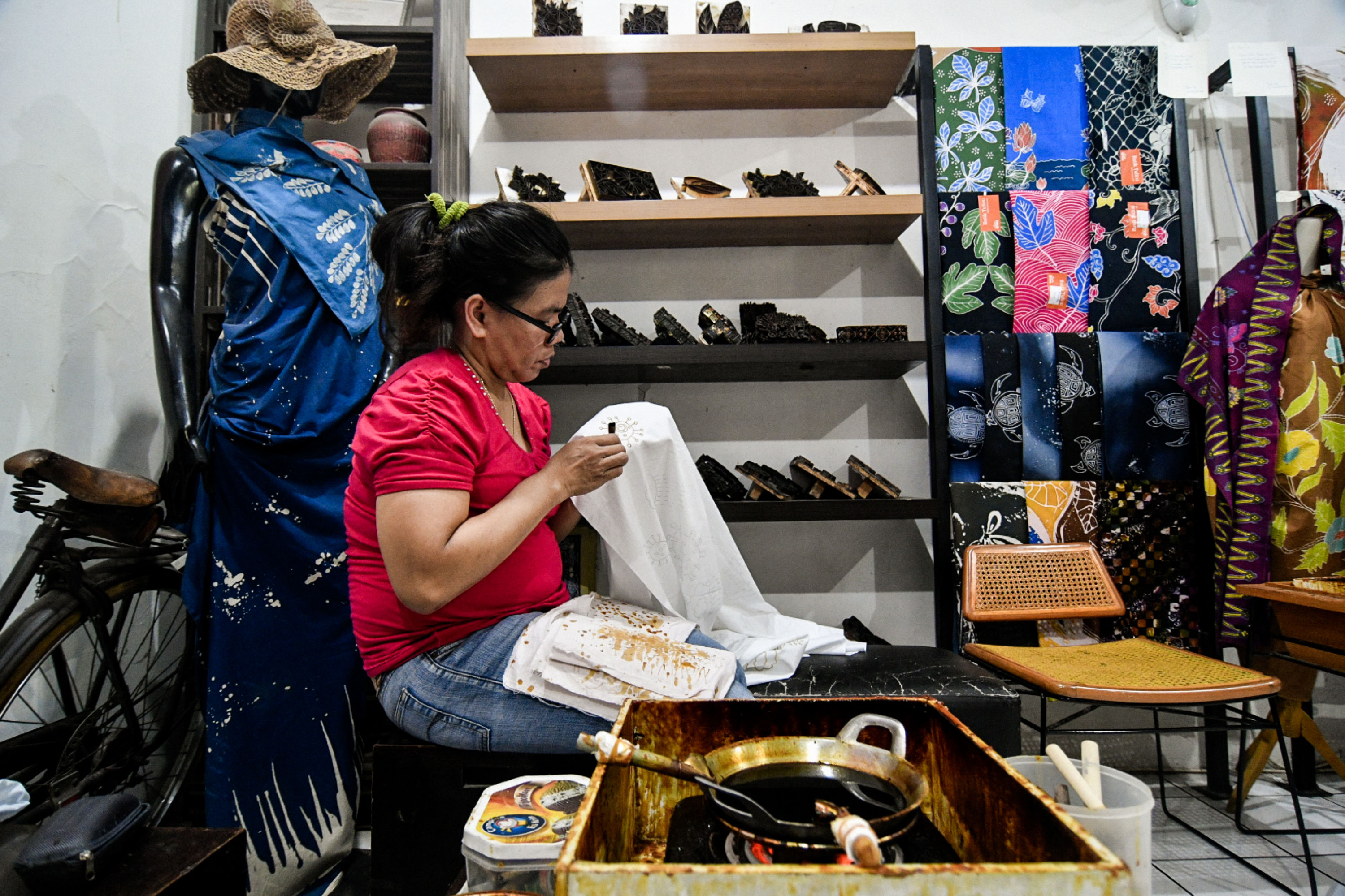 Perajin menyelesaikan proses pembuatan batik di Rumah Batik Palbatu, Jakarta Selatan.