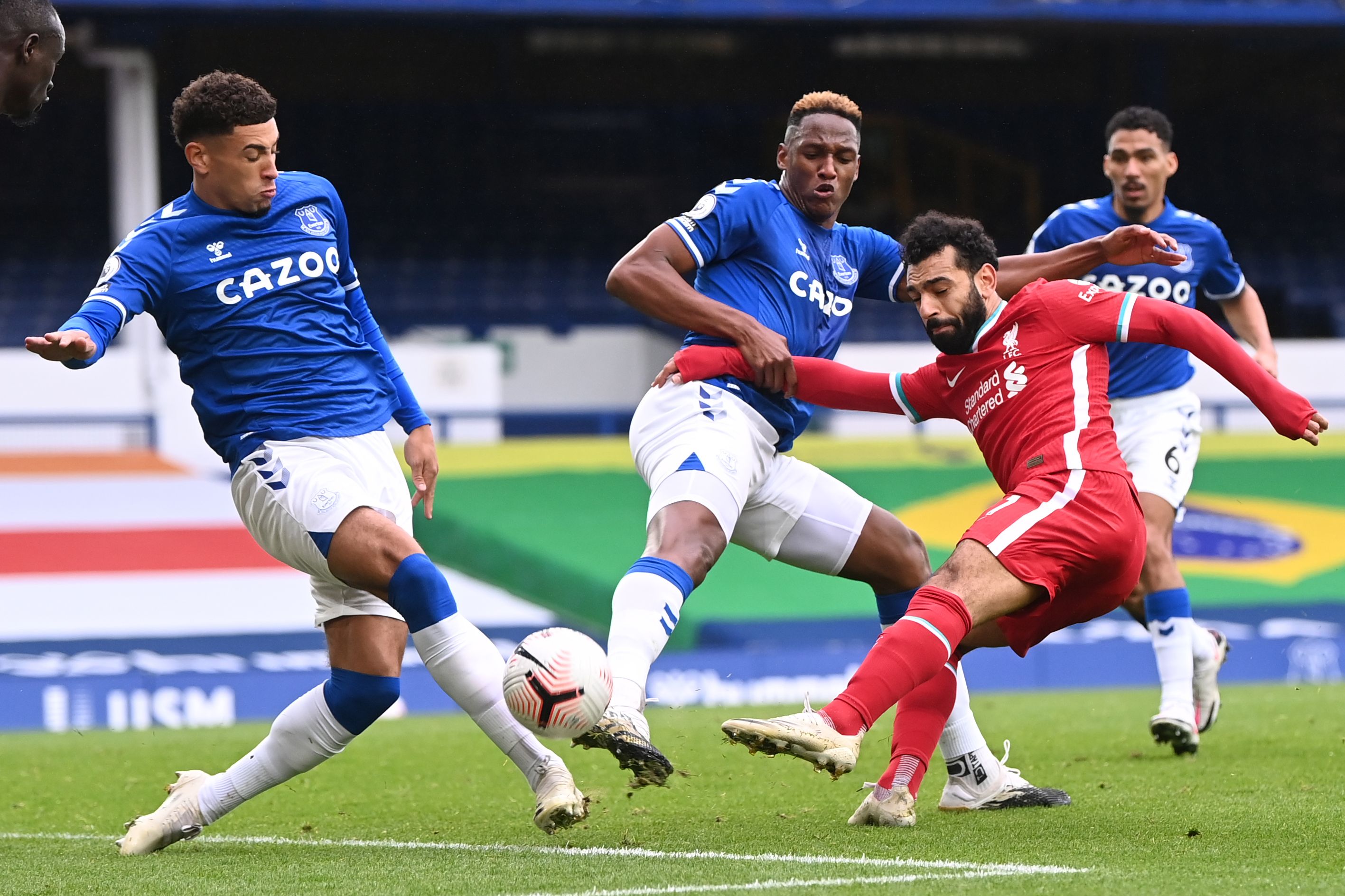 Penyerang Liverpool Mohammed Salah dikepung tiga Pemain Everton dalam laga derby yang berakhir imbang 2-2.