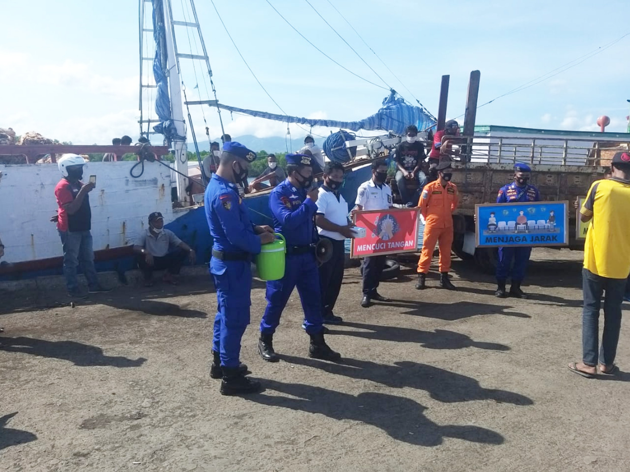 Sosialisasi Prokes covid-19 di Pelabuhan Wuring, Kabupaten Sikka.