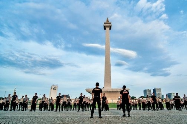 Aparat kepolisian melakukan persiapan untuk pengamanan unjuk rasa menolak UU Cipta Kerja di kawasan Monumen Nasional, Jakarta, kemarin.